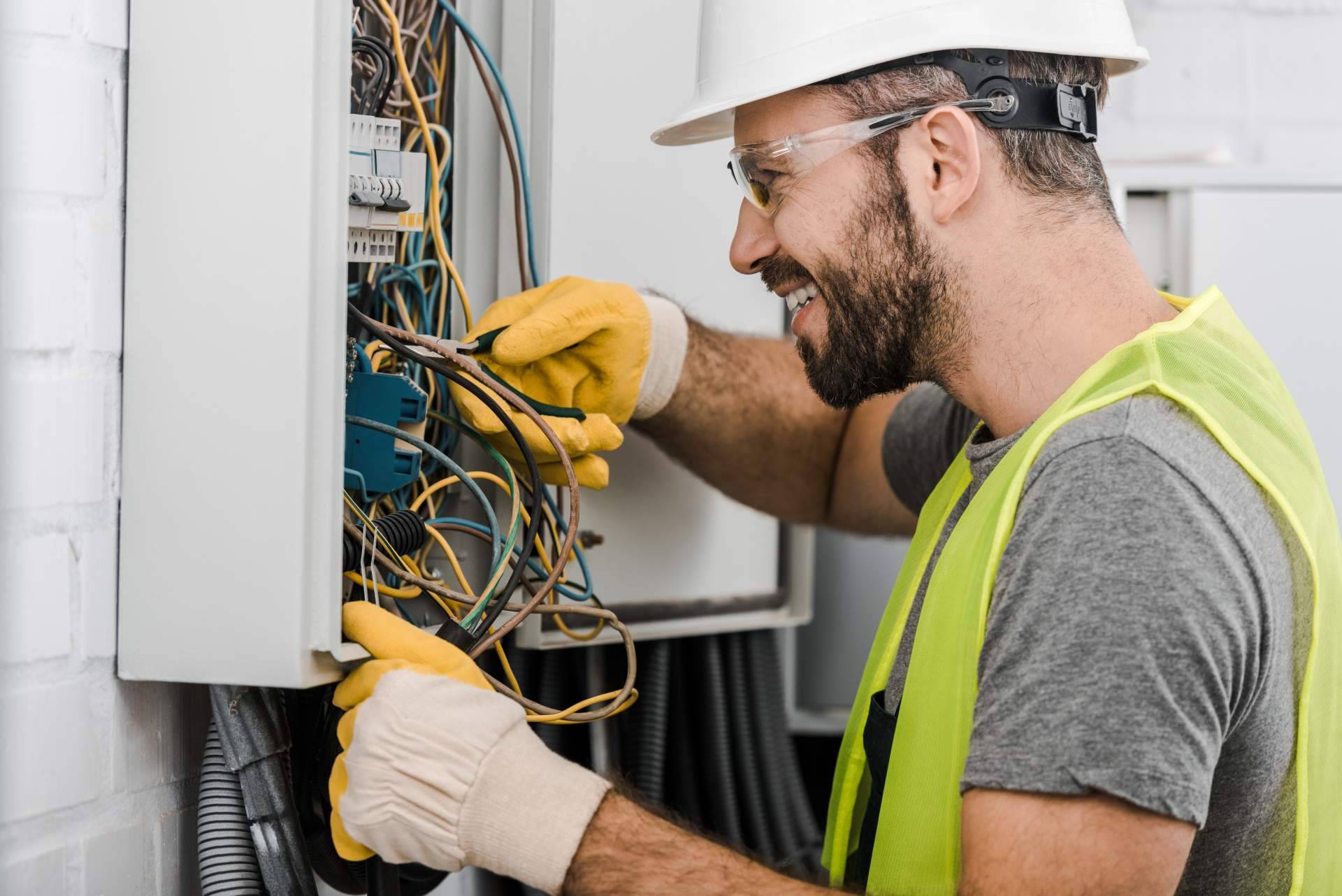 Soluciones González ofrece a sus clientes un equipo de electricistas Málaga 24h para solucionar cualquier urgencia