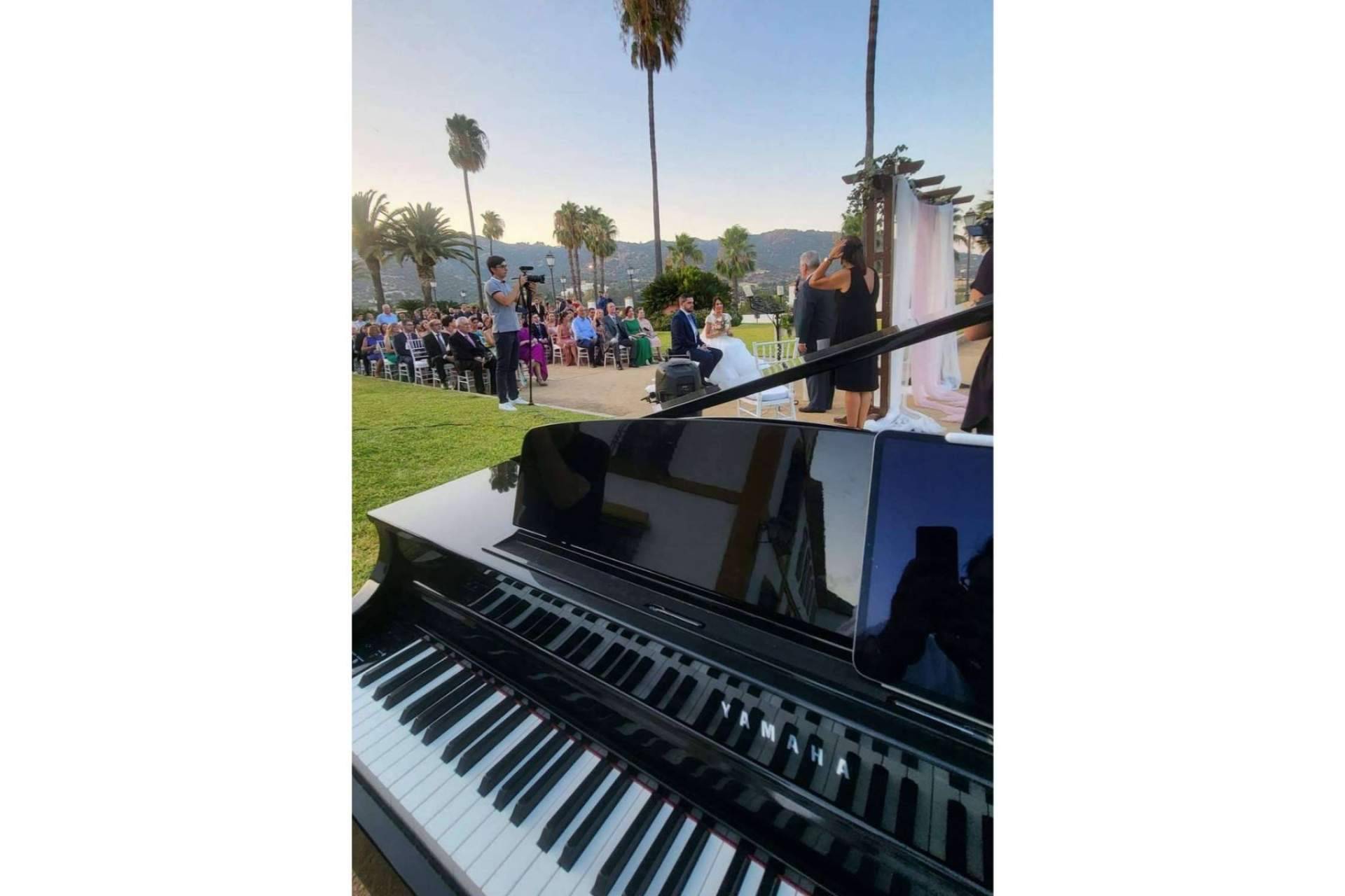 Piano Para Eventos incluye una playlist de música piano del pianista Carlos López Arregui