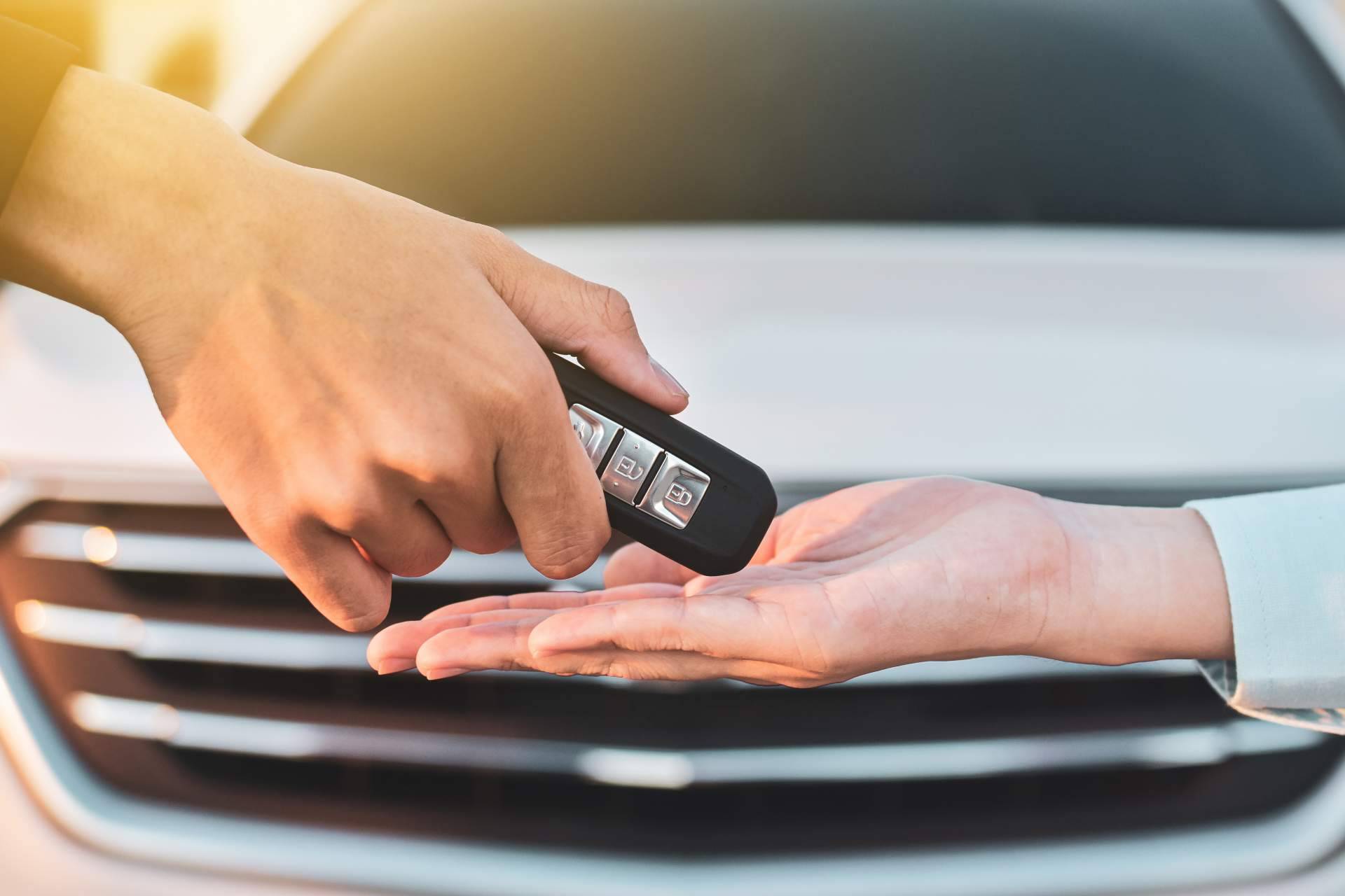 Llevar a cabo la transferencia de coches online mediante los servicios de Gestoría Jáuregui