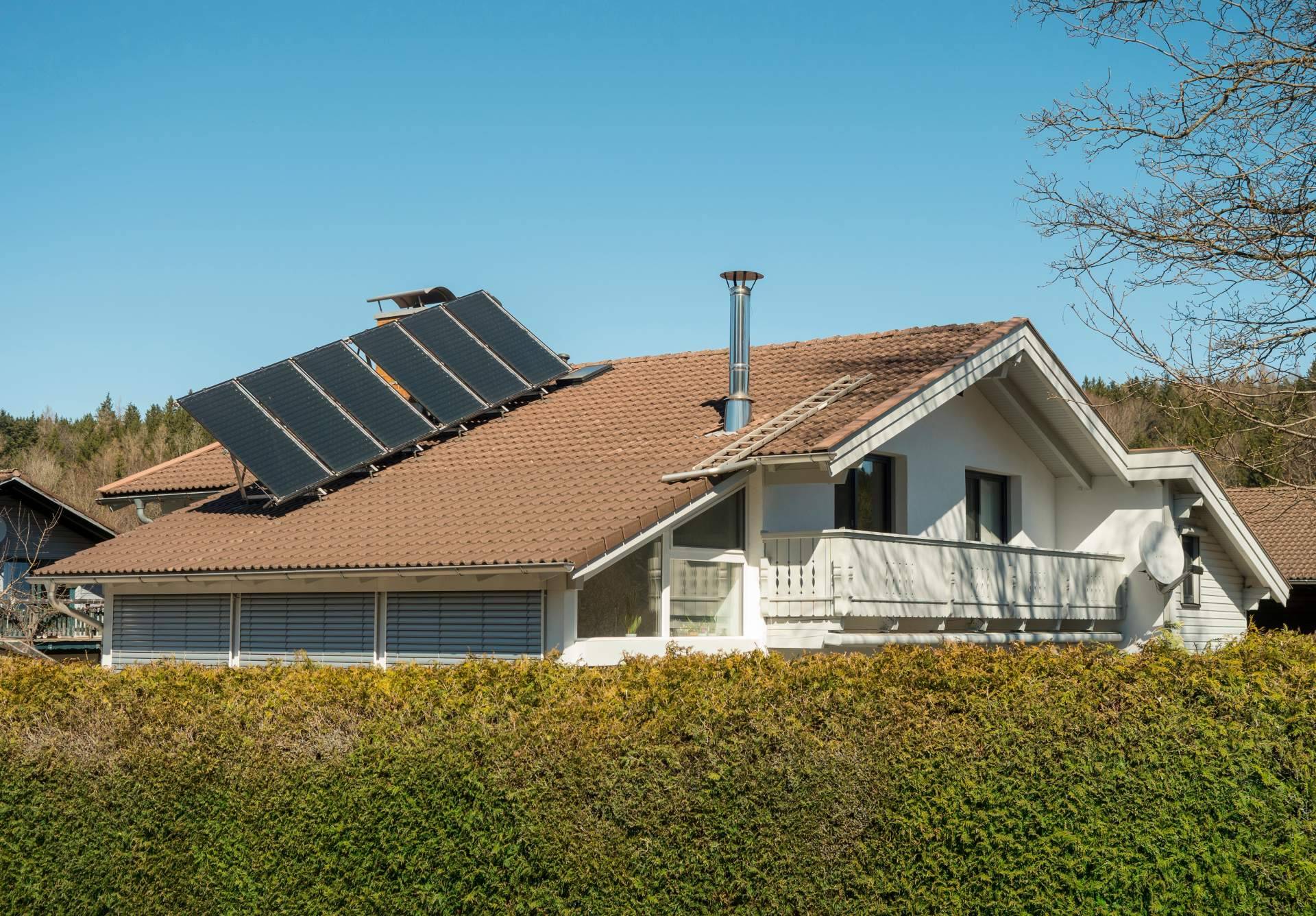 Los beneficios de instalar paneles solares en casa, según Solarinstala
