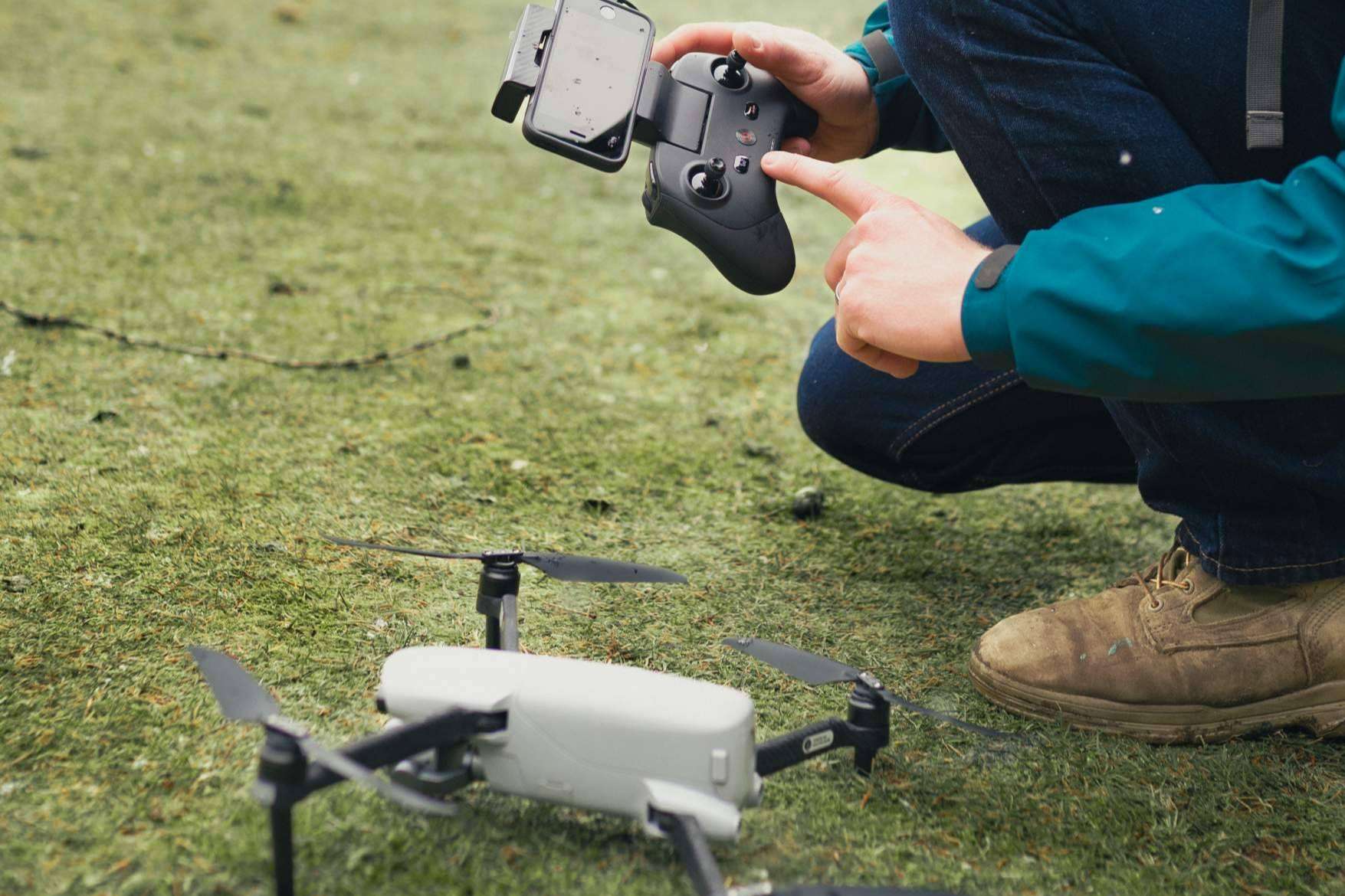 Drones que funcionan como equipo de apoyo en seguridad, emergencia y rescate