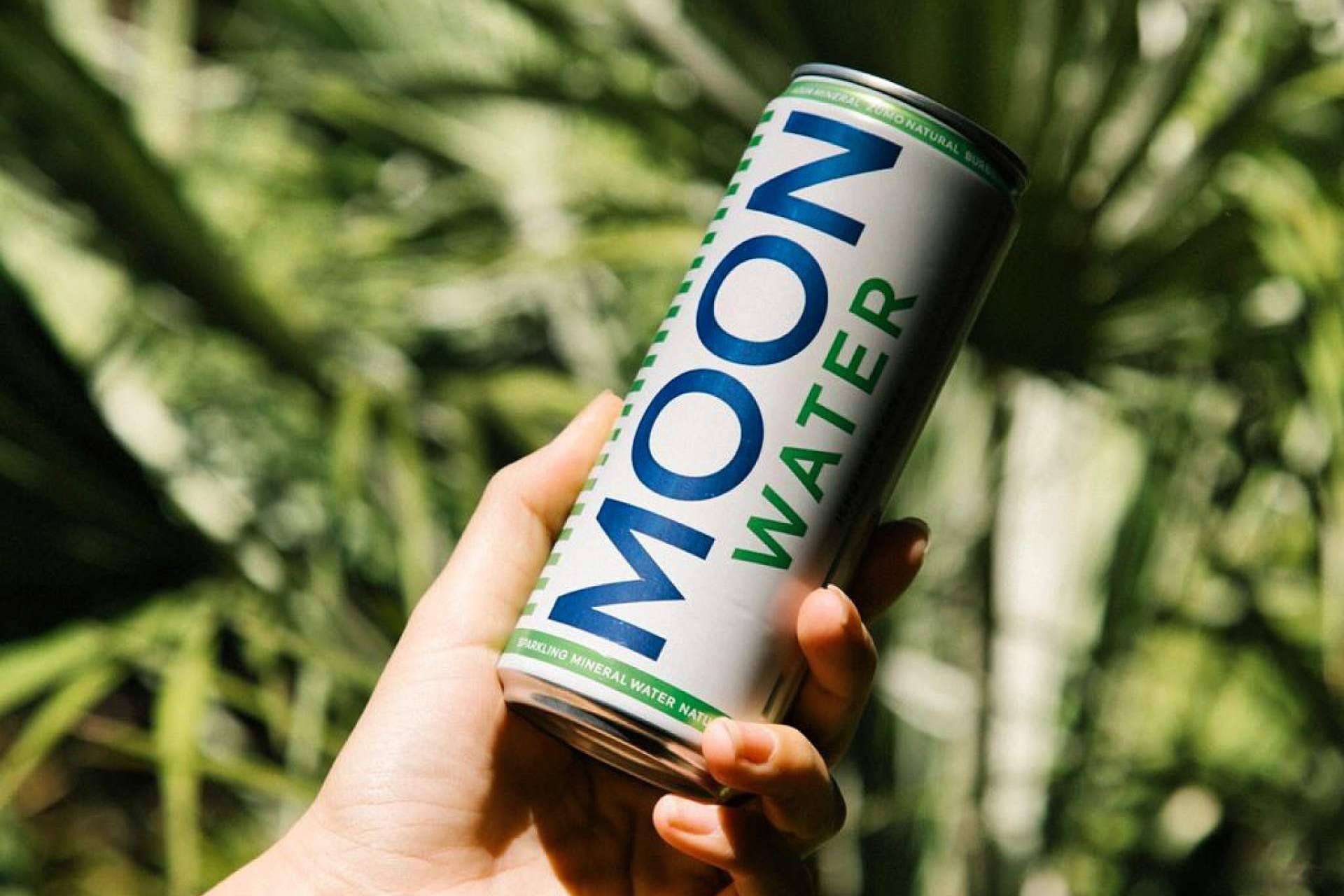 MoonWater embotella sus productos en aluminio libres de plásticos y con un packaging 100 % reciclable y reciclado