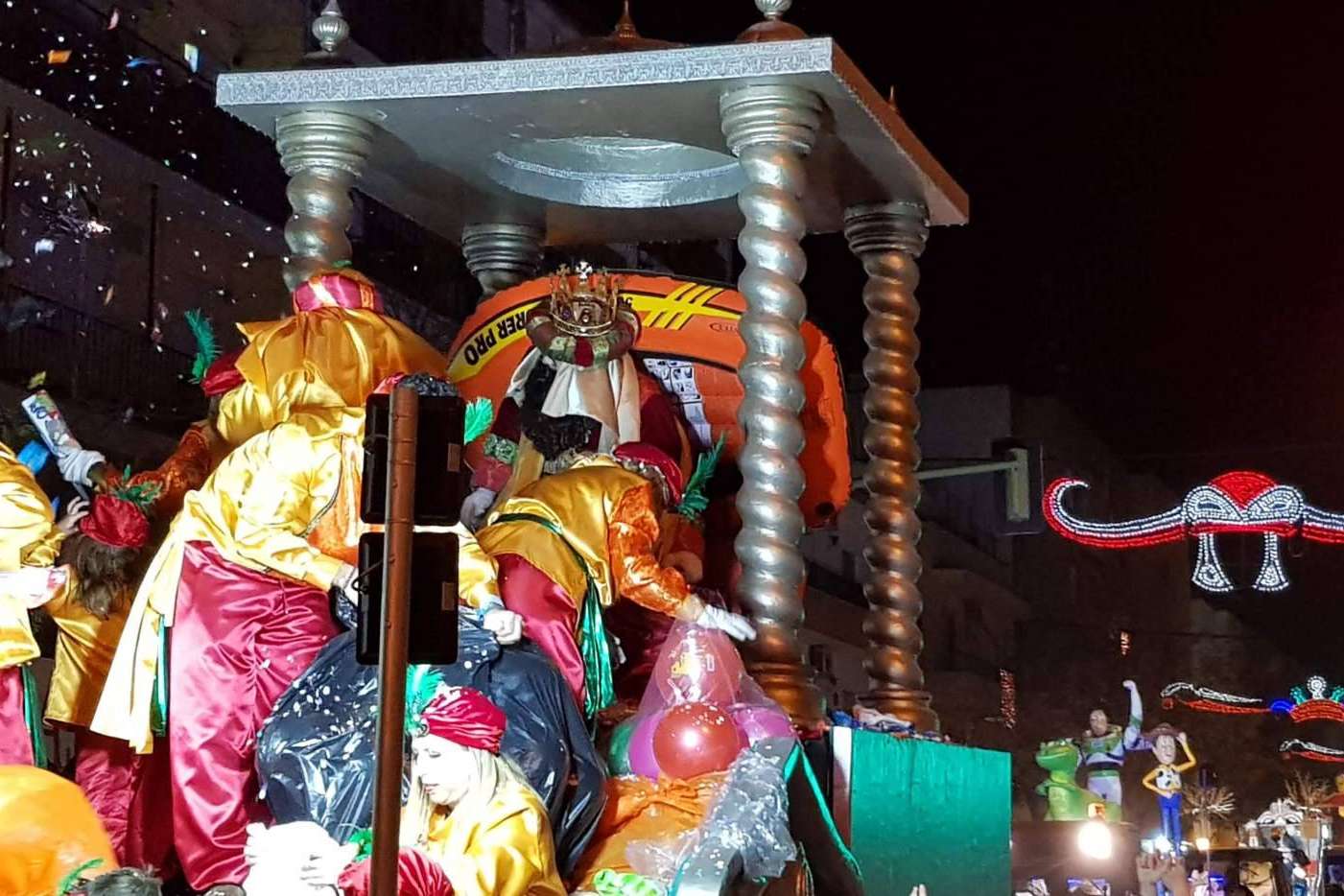La elaboración de ornamentos tematizados para la cabalgata de reyes de Sumiseran