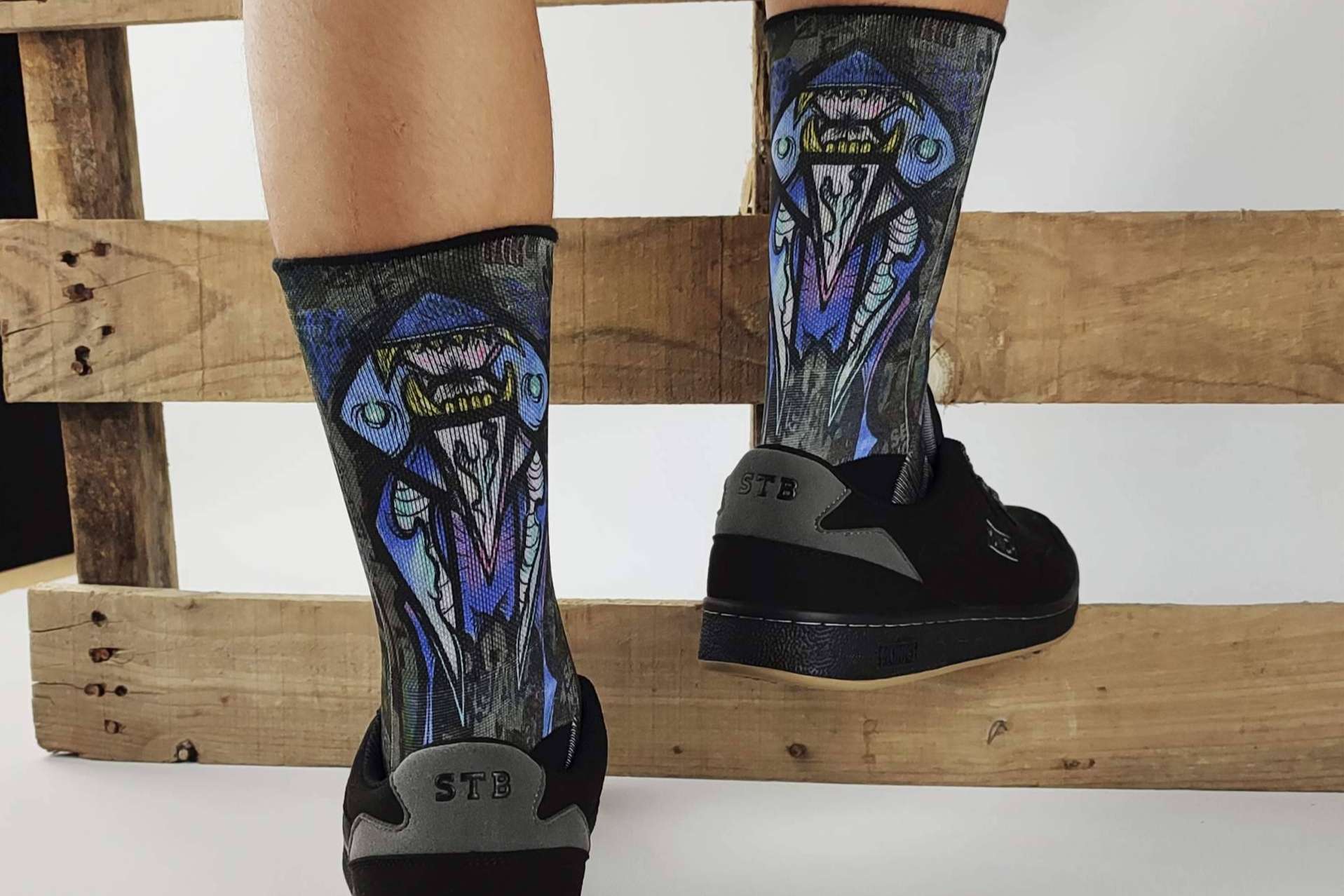 Entrevista a los fundadores de Isokisi, la marca de calcetines originales que combina arte y moda