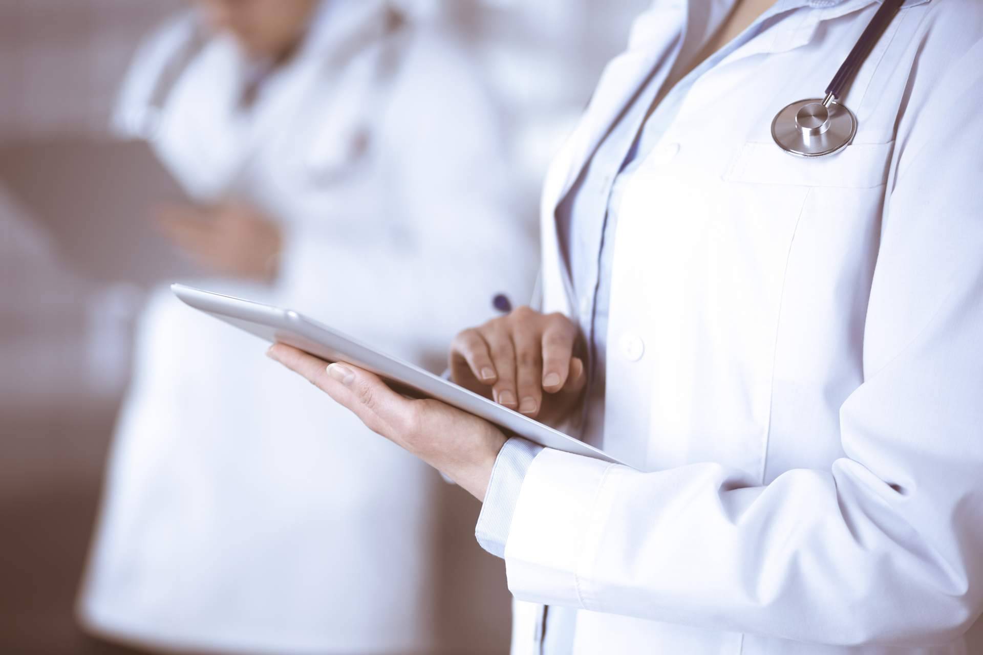 Aprobar las oposiciones gracias a los cursos homologados para sanitarios que ofrece AFOE Formación