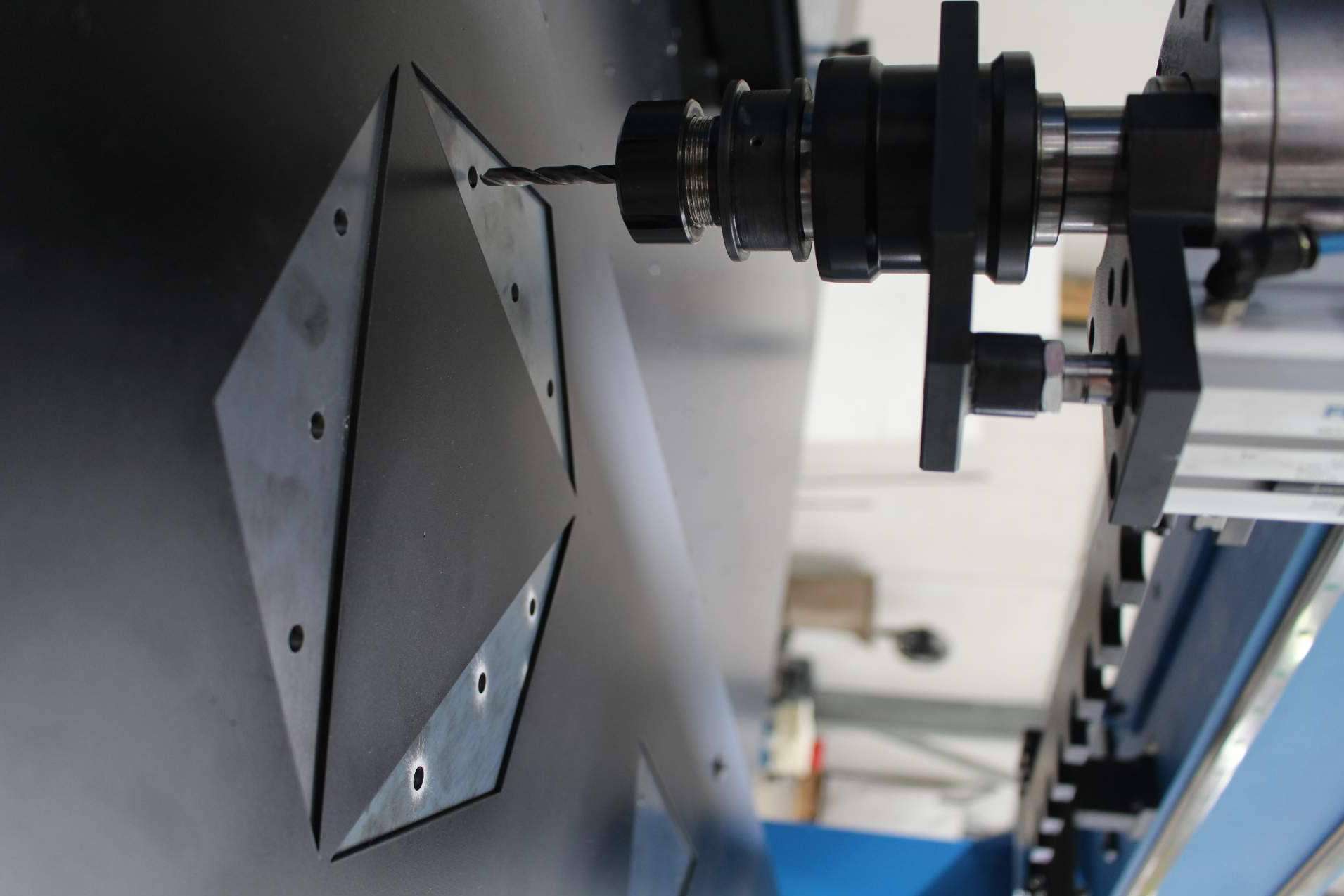 CMA Machine Tools ofrece centros de taladrado/roscado CNC