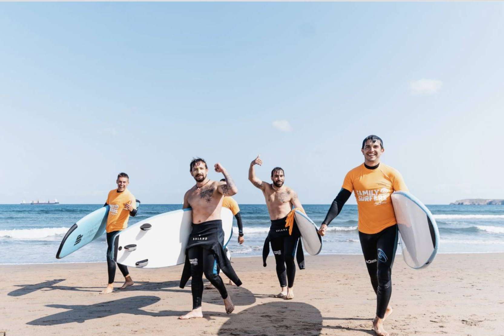 Los vuelos a Salinas permiten a los amantes del surf disfrutar de los cursos de Family Surfers - Surfcamp Las Dunas