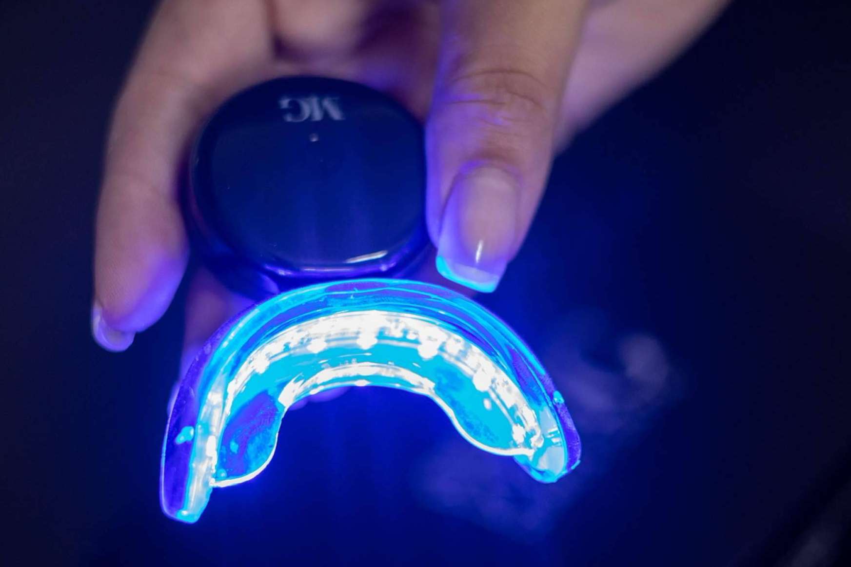 La Clínica MG Dental & Estética Facial ofrece un tratamiento de blanqueamiento dental LED