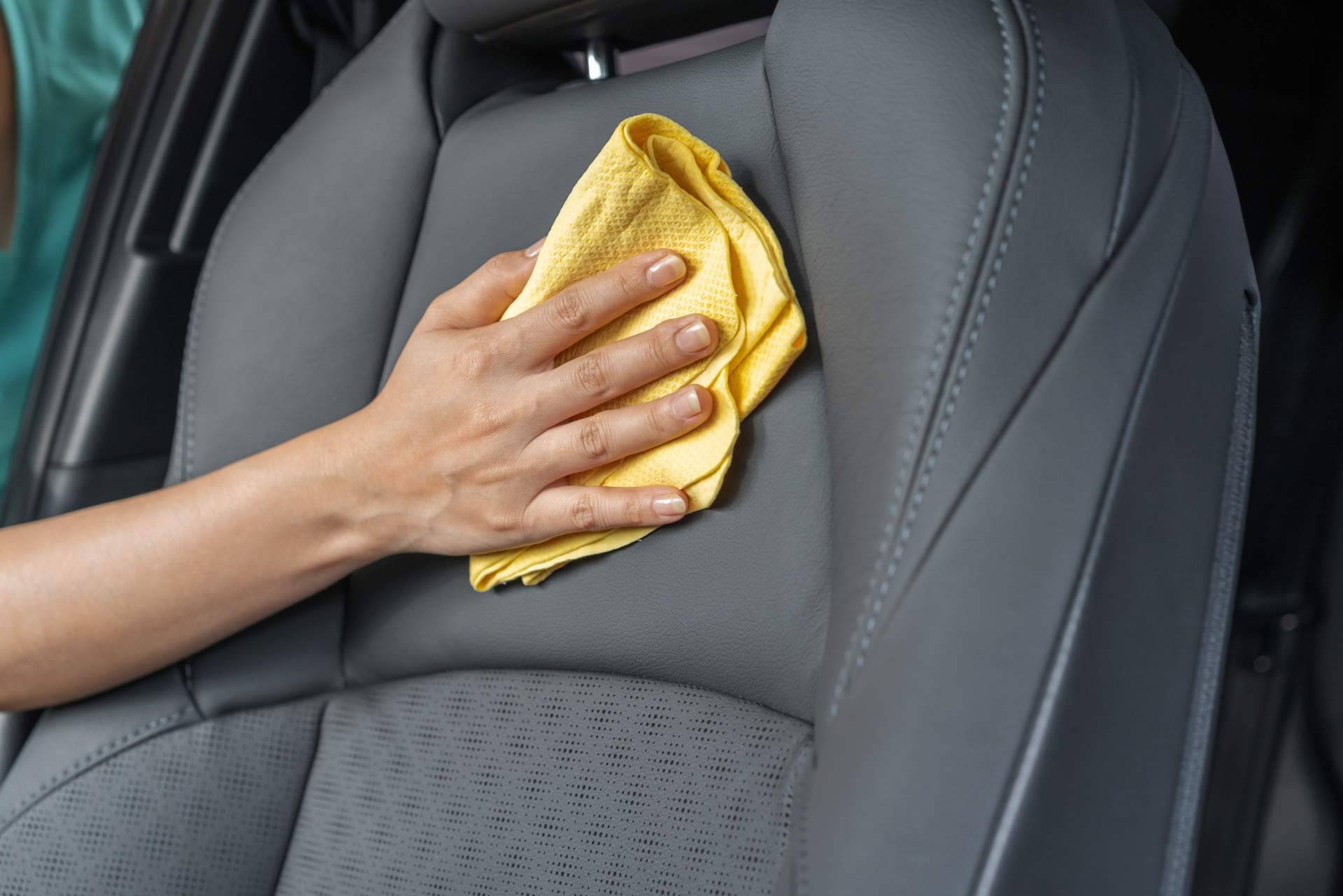 Un producto asombroso para arreglar el cuero de sofás, bolsos y asientos