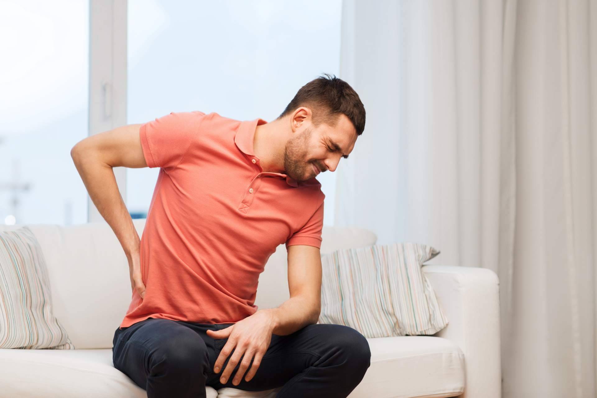 Cuáles son los principales síntomas de las hernias discales lumbares y cómo tratarlas de la mano del equipo de Biziondo
