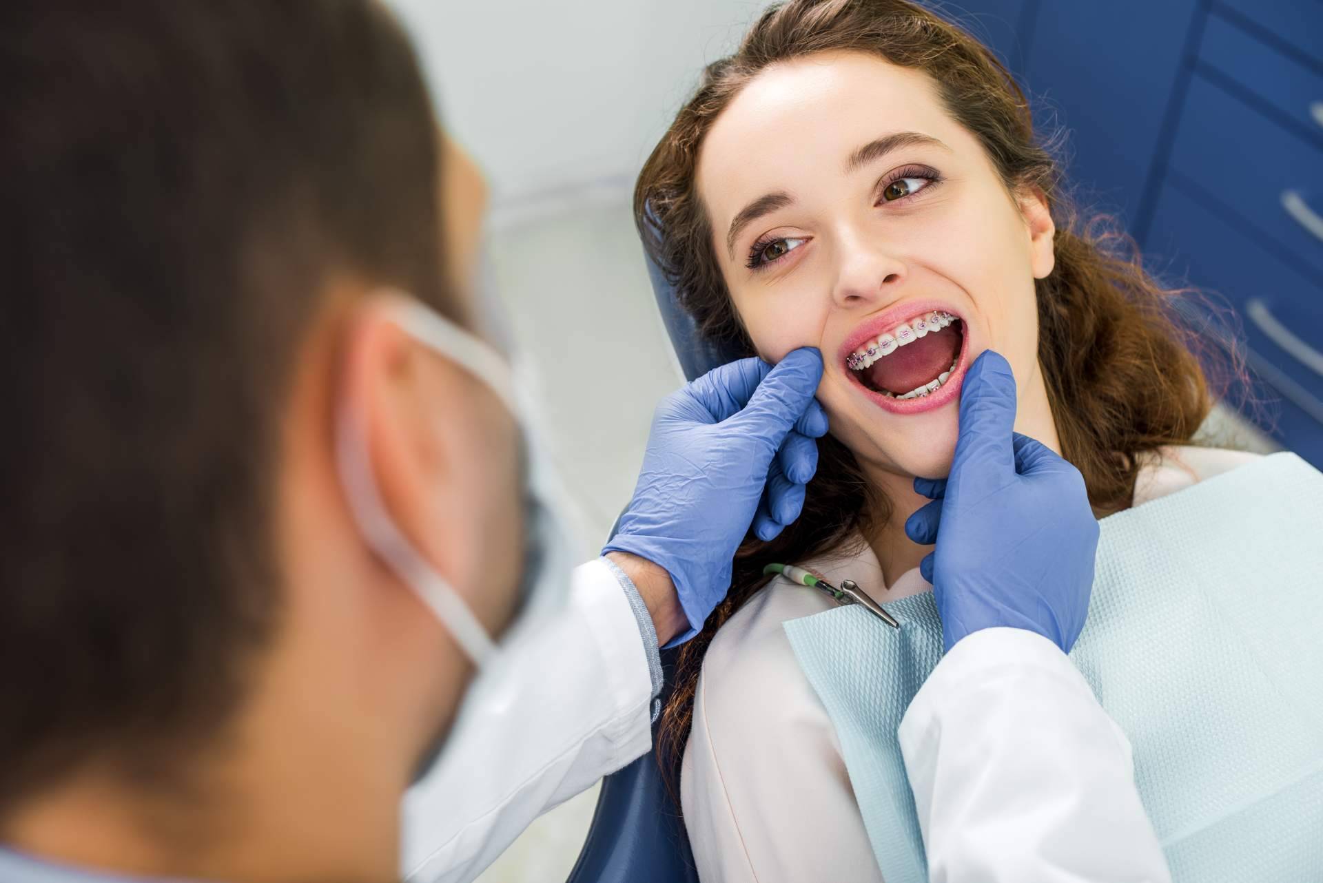 Clínica Dental Agudo Rosa explica si se puede llevar ortodoncia con implantes