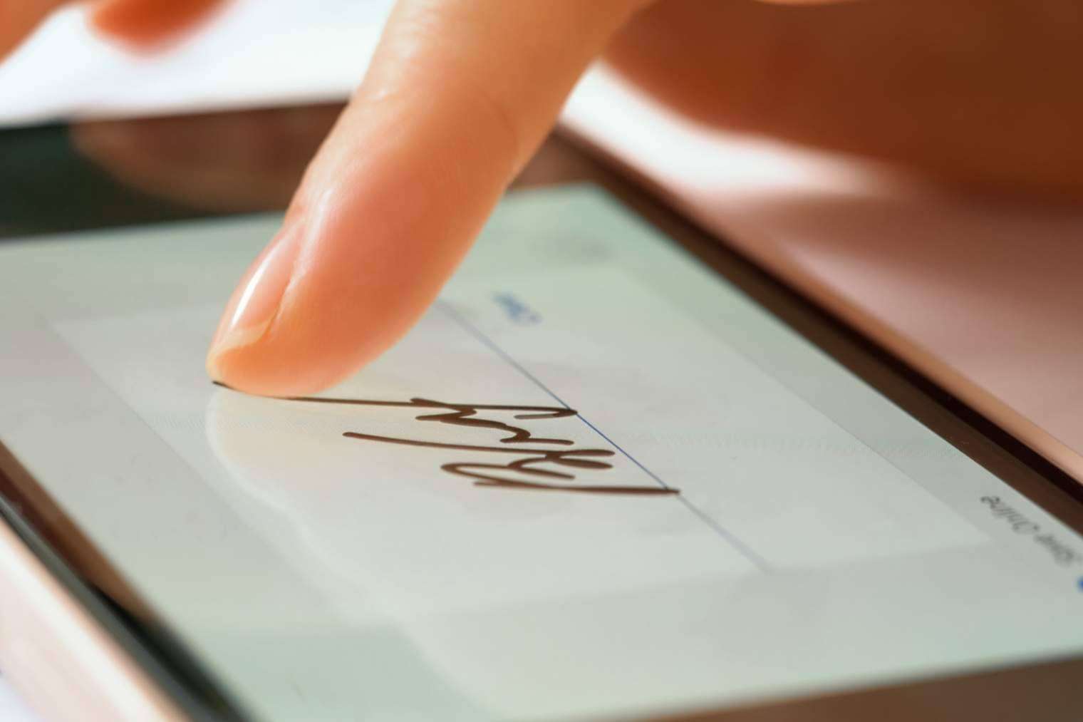 Agilizar las gestiones burocráticas con AVIVA VOICE y la obtención de la firma digital