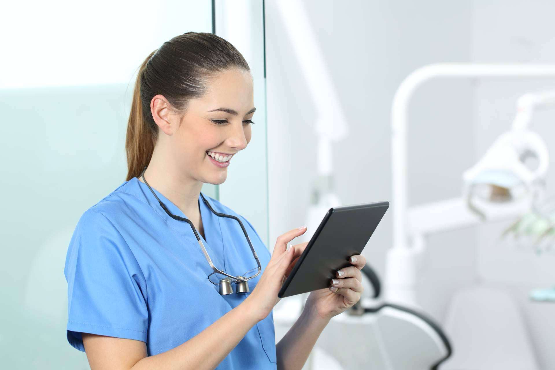 Conocer los 5 consejos de Ascensium para mejorar el clima laboral en una clínica dental