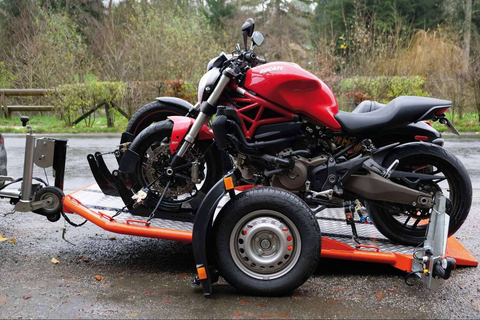 Los remolques de moto abatibles y plegables revolucionan la movilidad