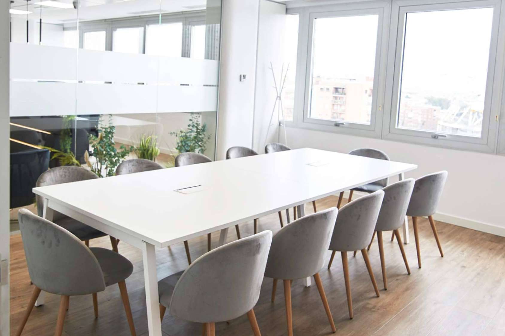 ¿Cuáles son los beneficios del alquiler salas de reuniones en Madrid con Atrium?