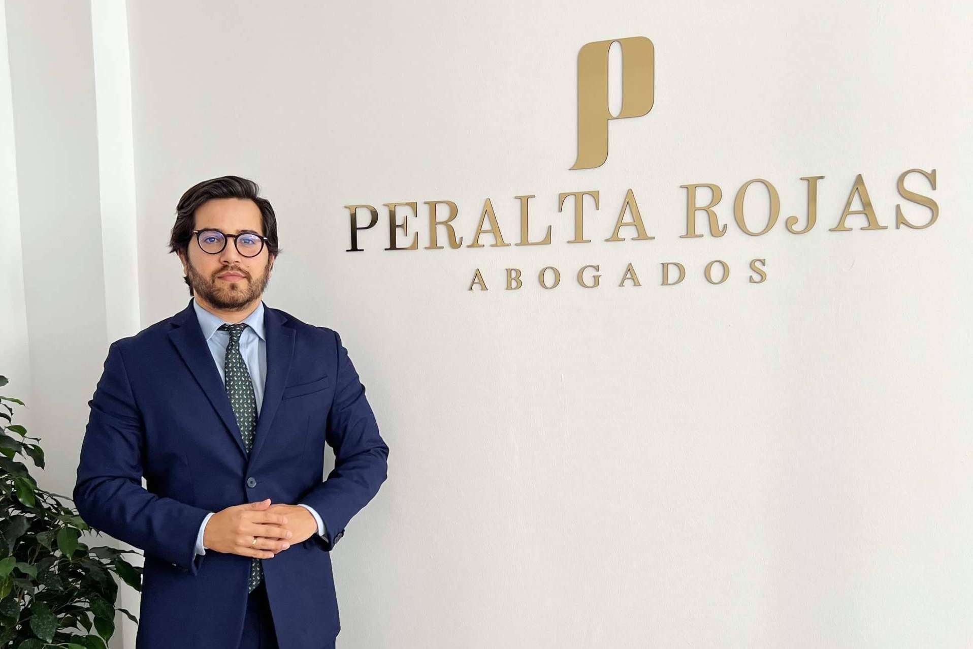 El despacho Peralta Rojas Abogados habla sobre cómo comprar una casa y no morir en el intento