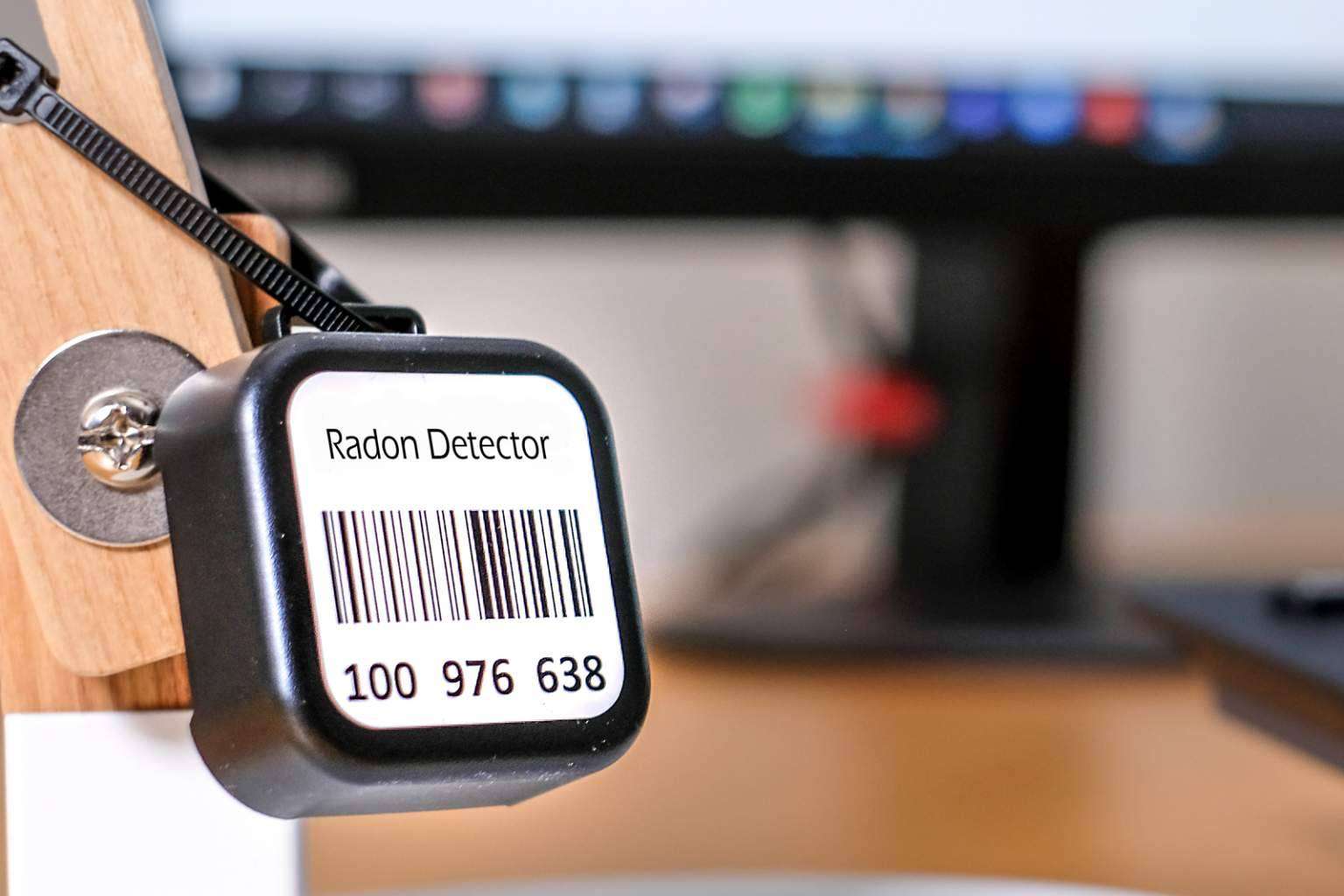Cumplir con la normativa sobre el gas radón en el entorno laboral con los detectores de Radonova