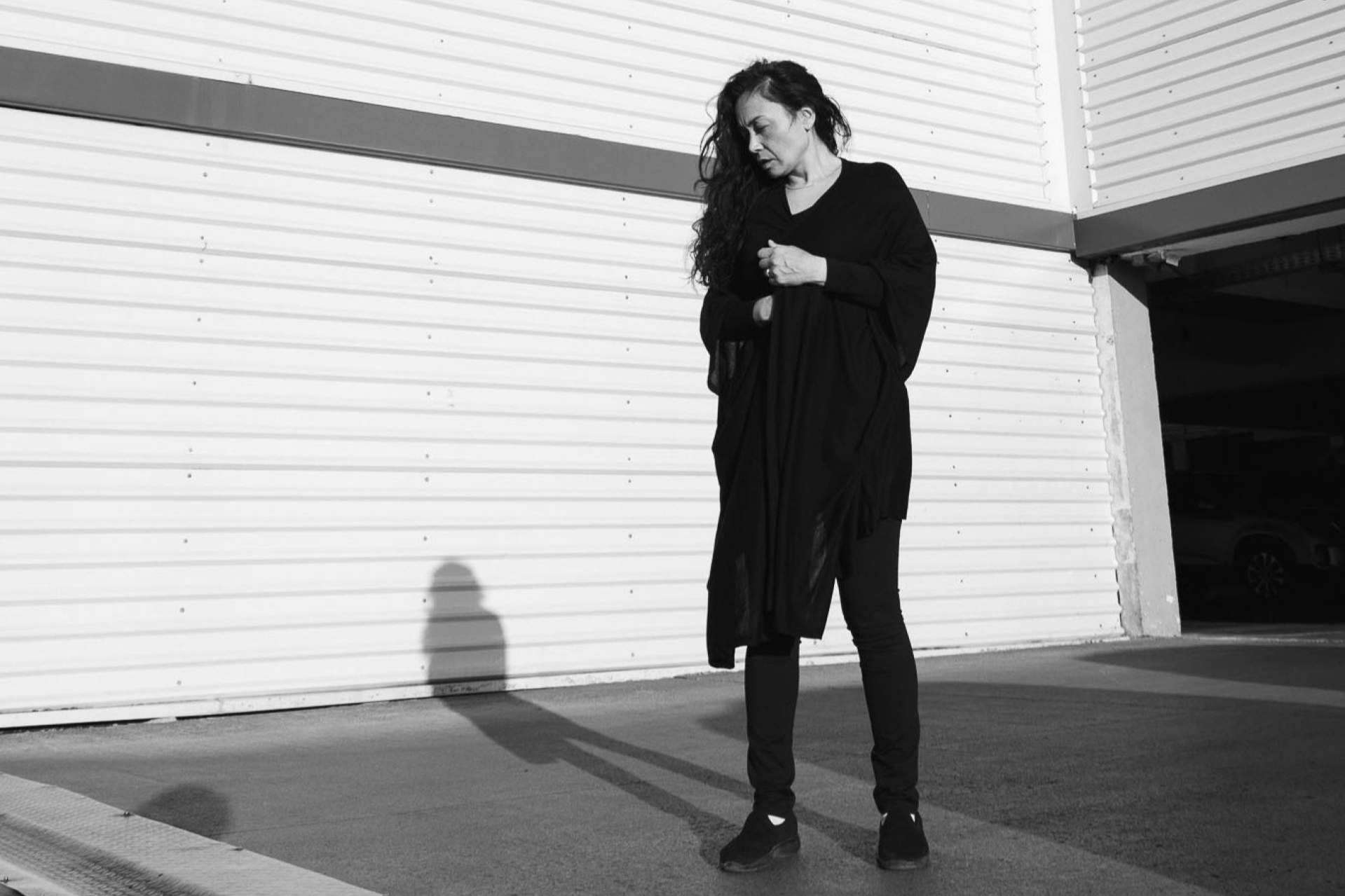La artista textil de la Patagonia, Claudia Wool, se muda a España para trabajar en una nueva serie de tapices inspirados en el Mediterráneo
