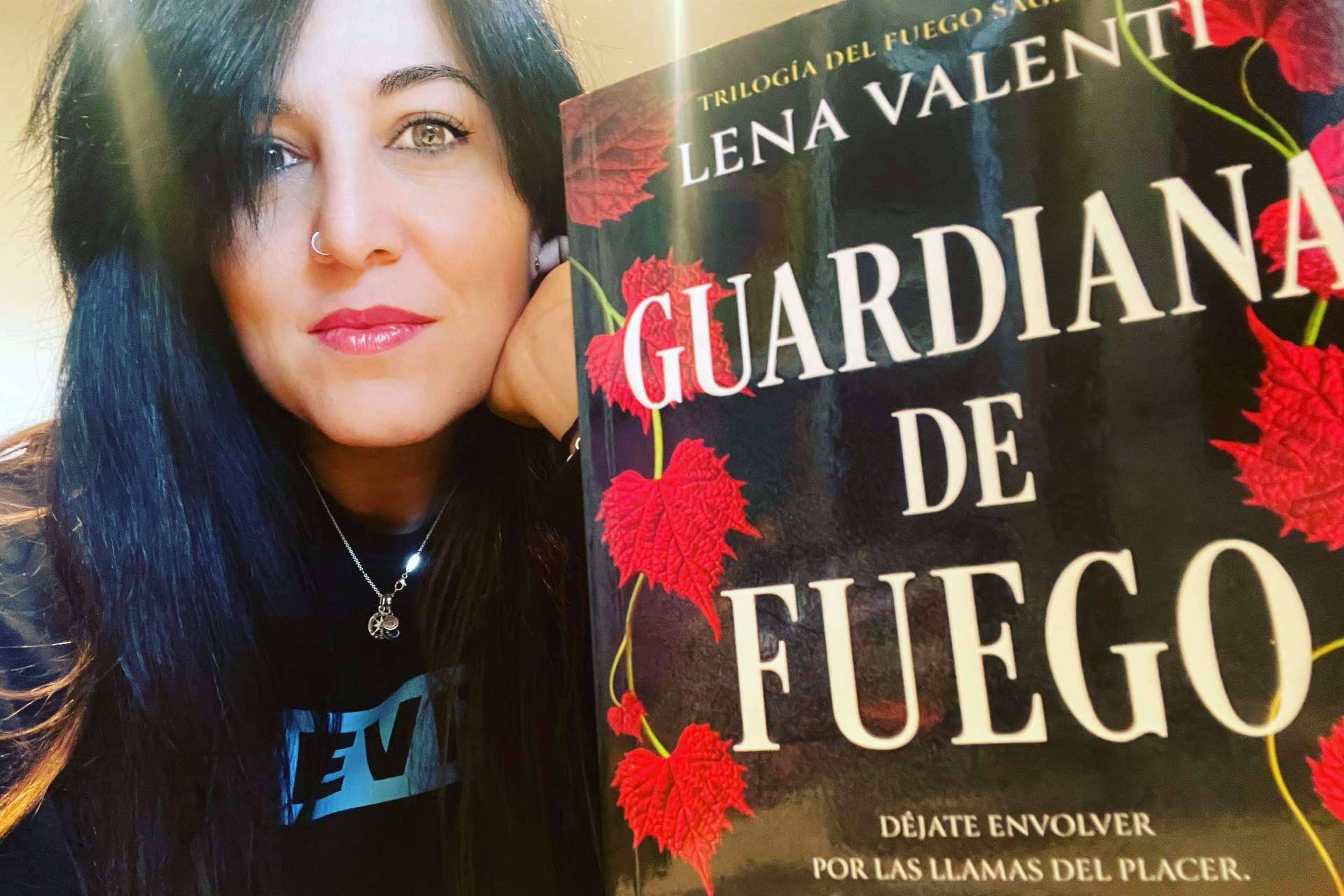 La escritora bestseller badalonense, Lena Valenti, presenta su sorprendente trilogía del 'Fuego Sagrado'