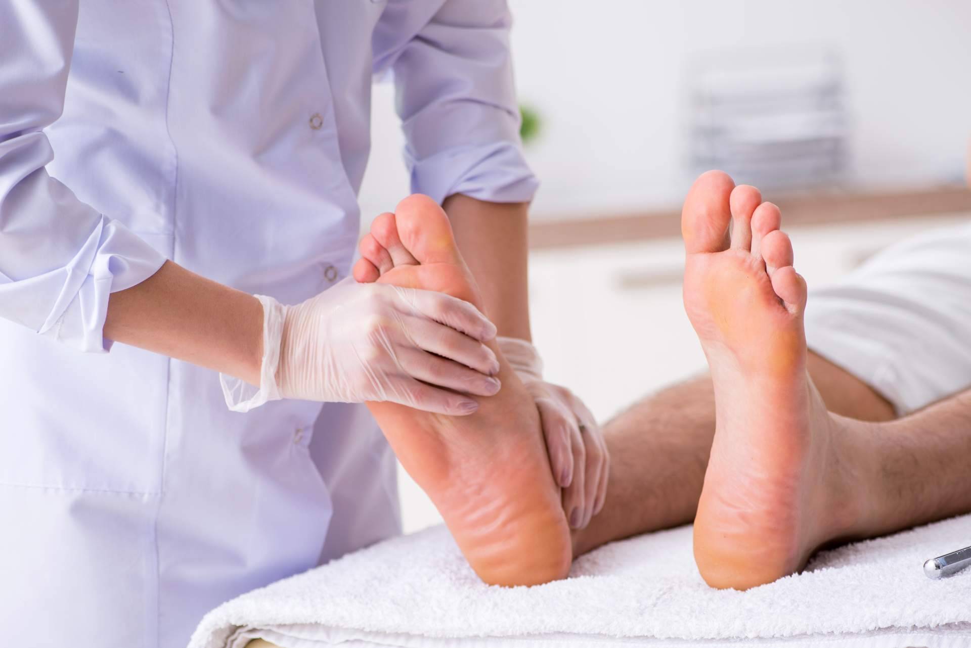 La importancia de acudir al podólogo, tratamientos y soluciones para los hongos en los pies de la mano de Clínica de Podología Integral Pododerm