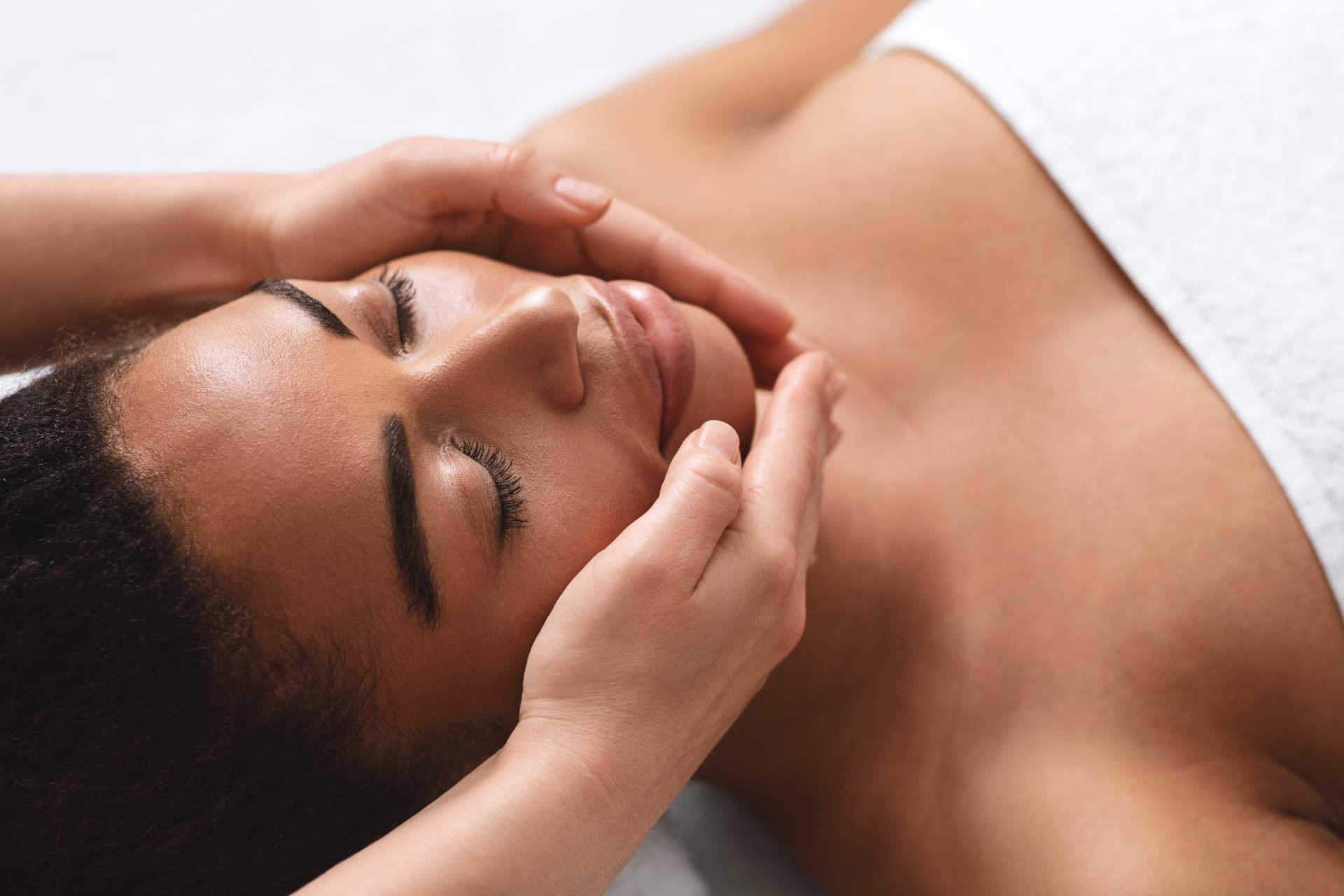 Cuáles son los beneficios del kobido, un masaje facial japonés, en Novi Terapias