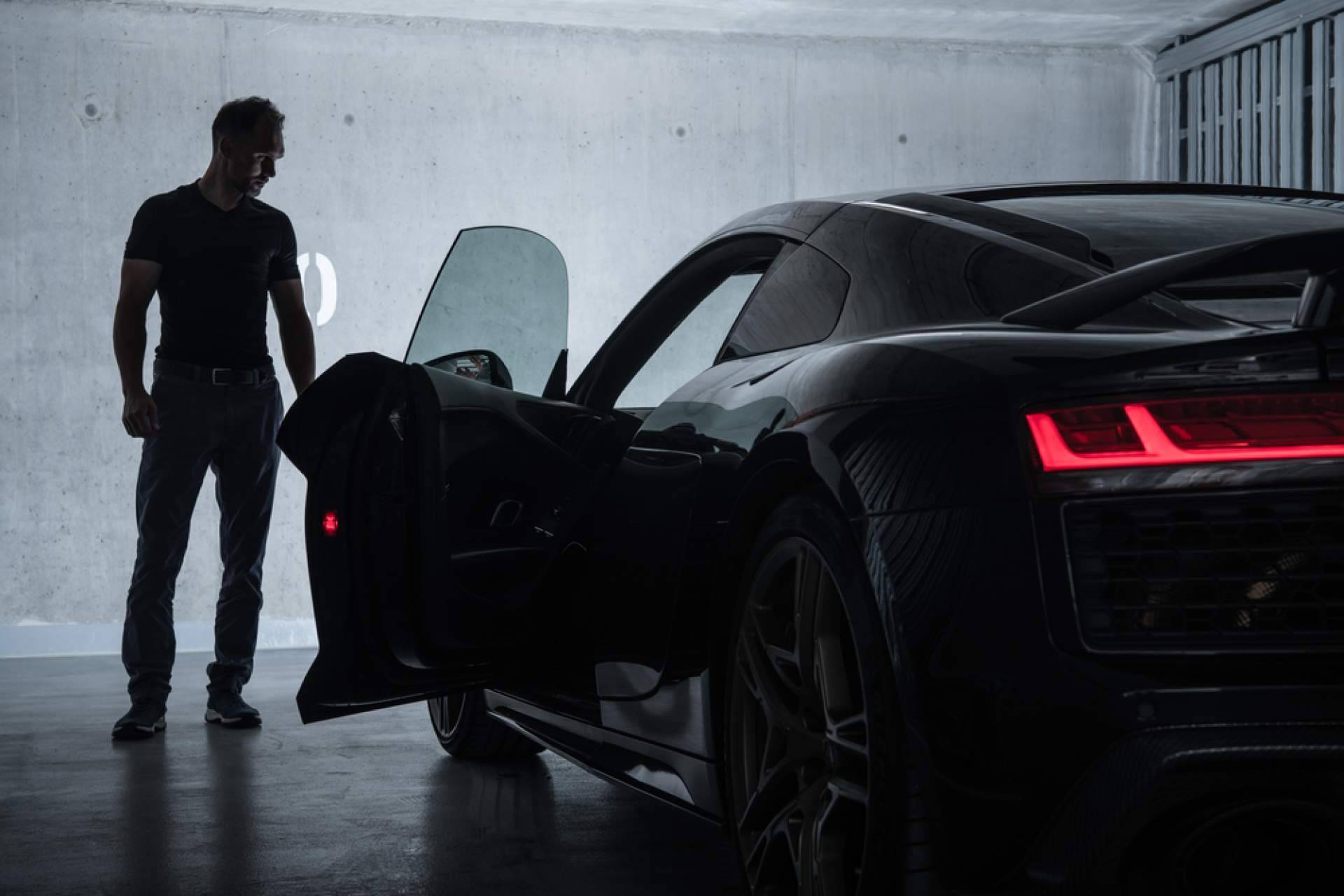 Rent Car Deluxe muestra a sus clientes el Lamborghini Aventador precio