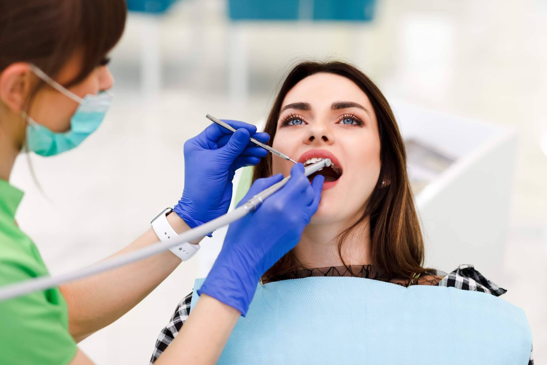 Información acerca del tratamiento de estética dental, las microcarillas dentales sin tallado