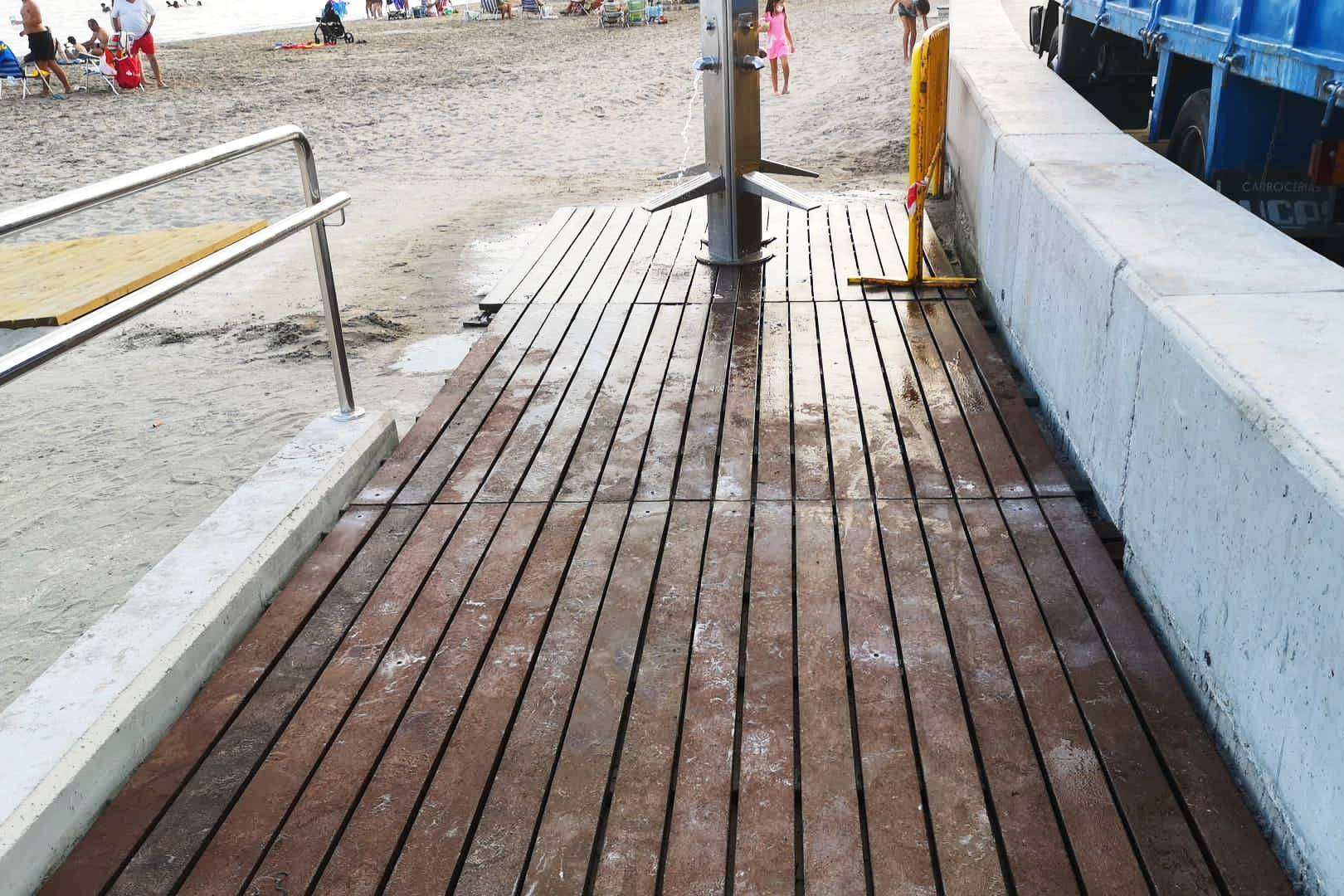 Suministro e instalación de pasarelas de playa de plástico reciclado, de la mano de Abadecom