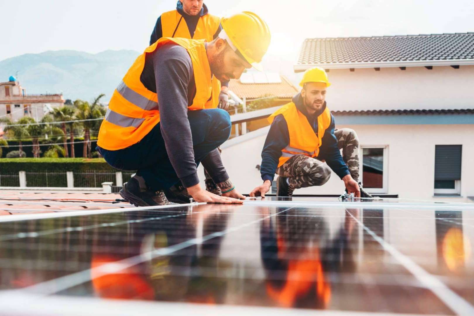 Vatios Verdes habla del acelerón de la UE a las energías renovables y tramita la instalación de paneles solares