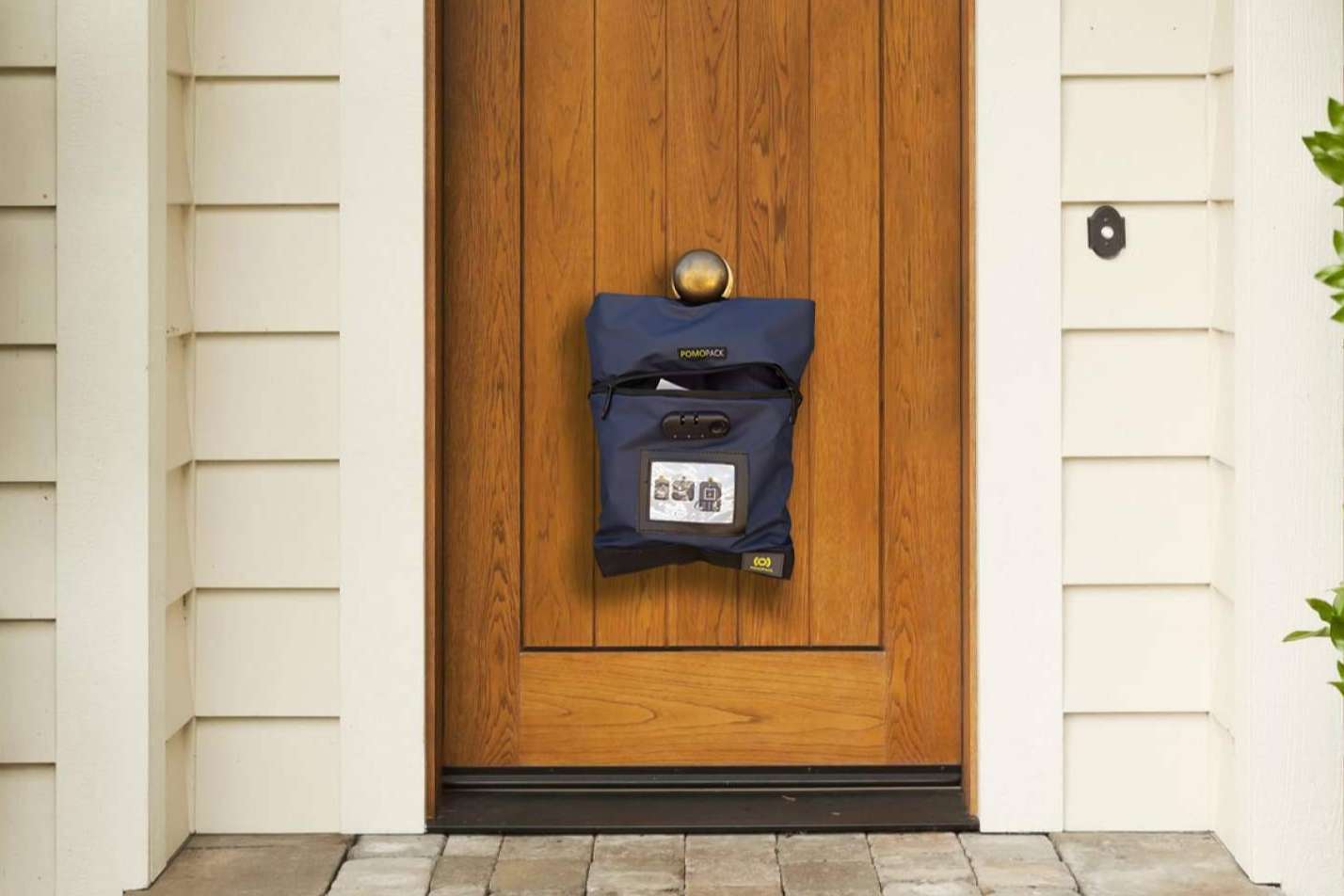 Pomopack, un sistema innovador para que el mensajero deje sus paquetes de manera segura en la puerta de casa