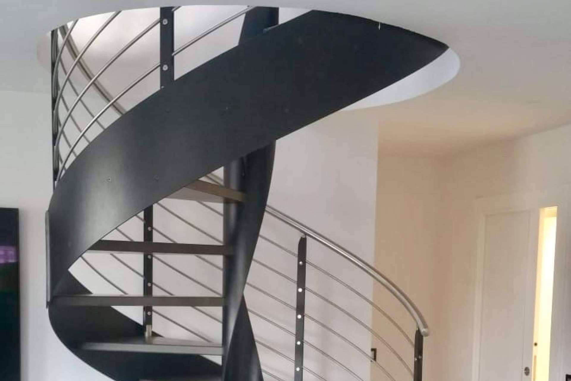 Cuáles son las ventajas de utilizar las escaleras de caracol en el hogar, con Enesca