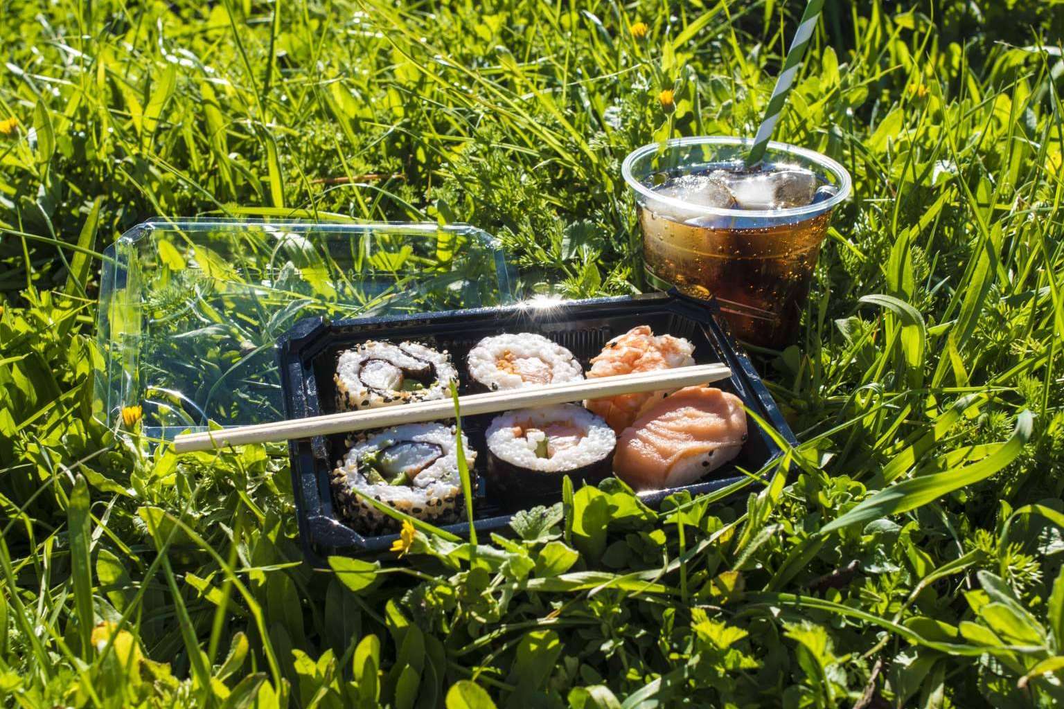 Distribución de envases compostables para el canal HORECA, con Ecofami
