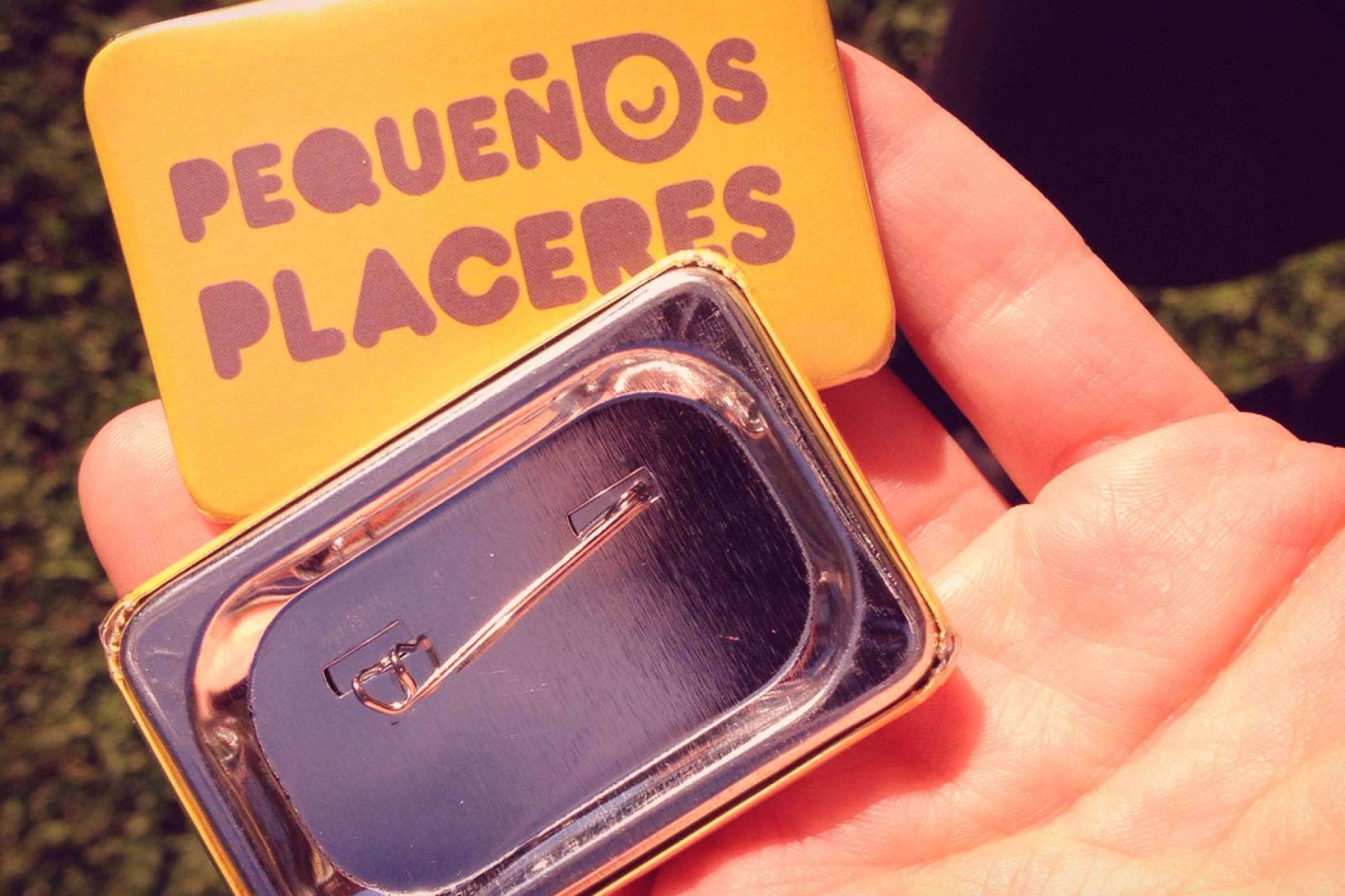 Creación online de chapas, imanes y adhesivos personalizados con Qustommize