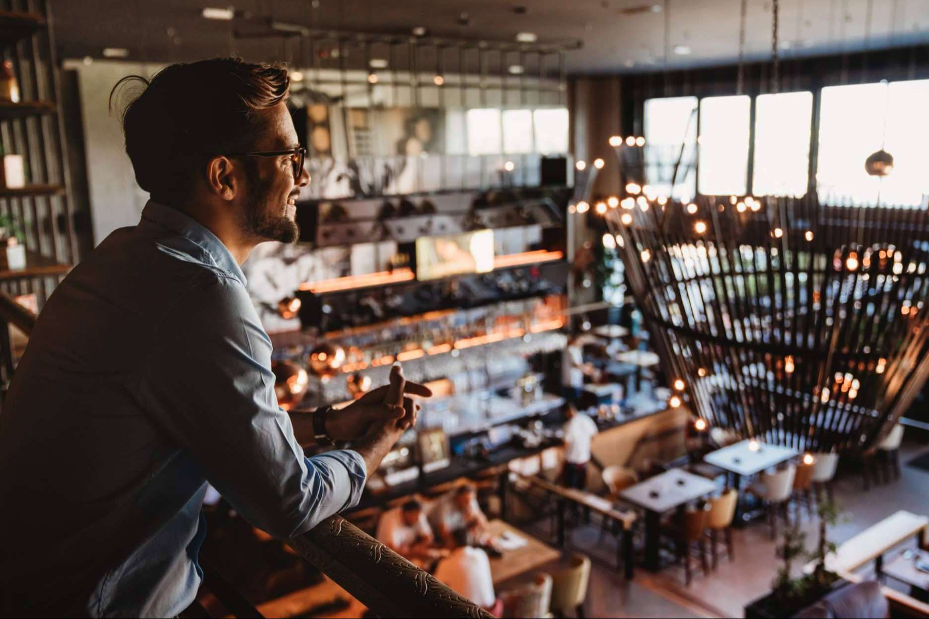 ¿Cómo se puede mejorar la experiencia del cliente en hoteles y restaurantes?
