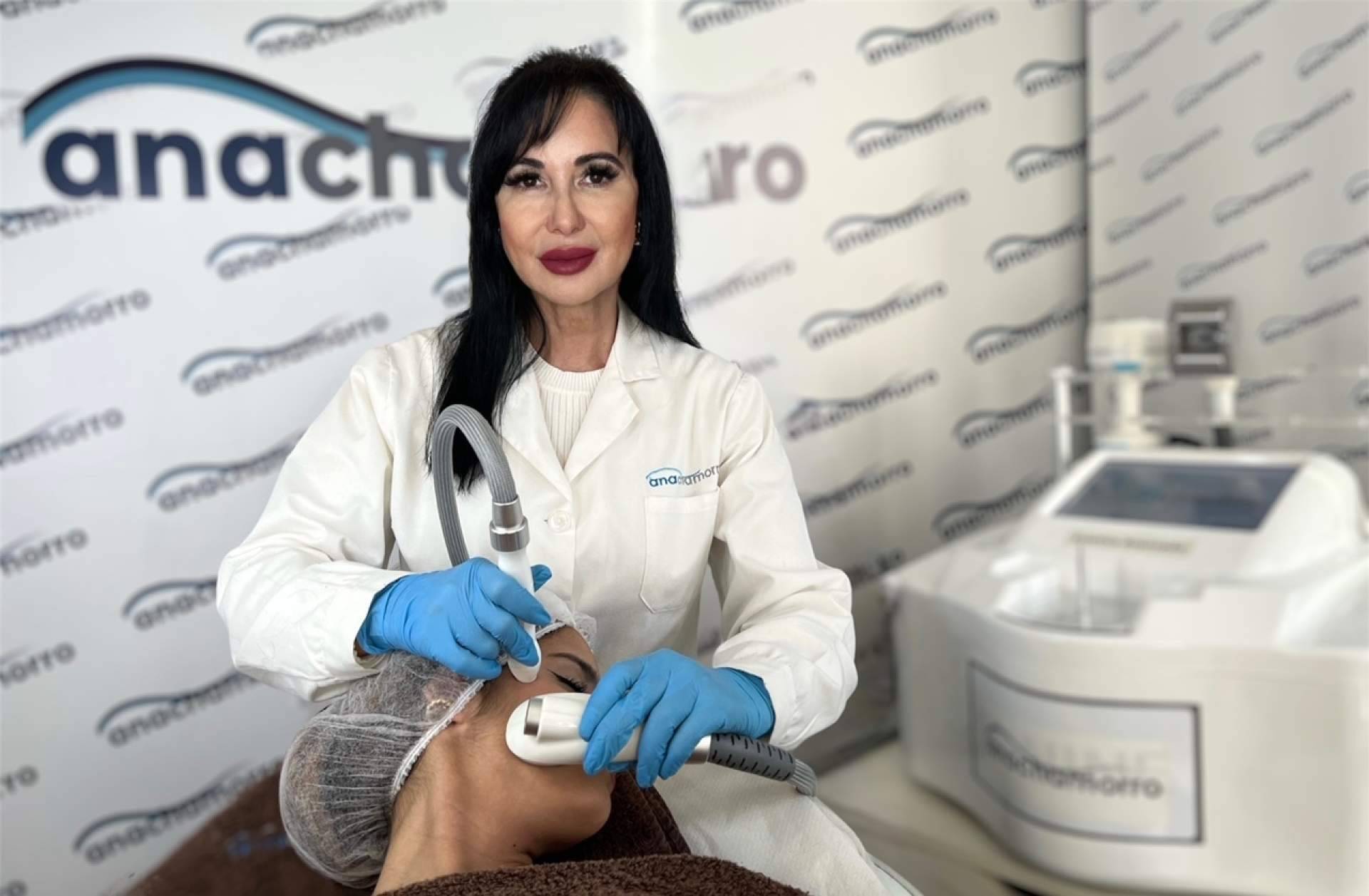 La conocida Ana Chamorro recibe 2 de los mejores reconocimientos en España en el mundo de la estética y la cosmética