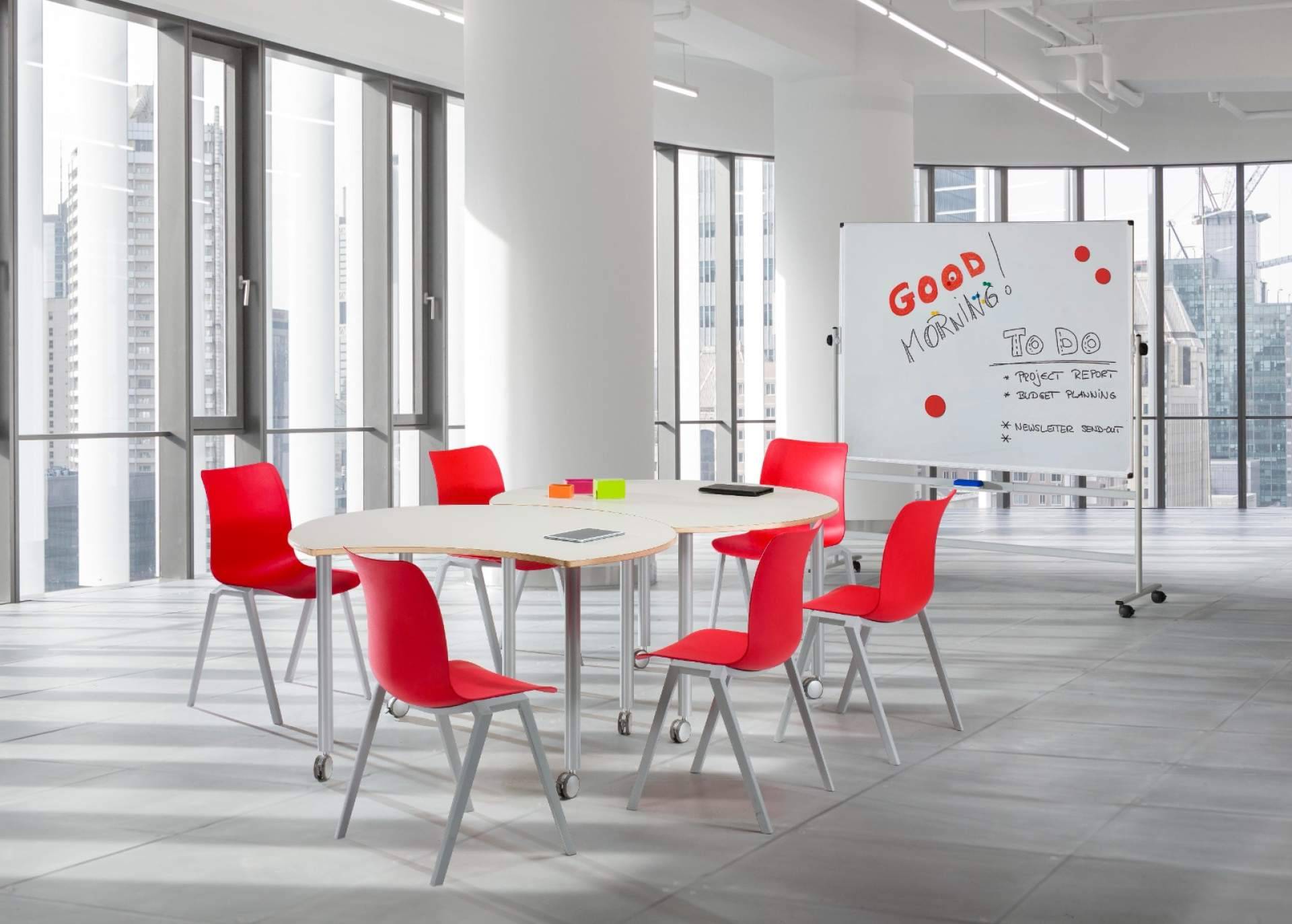 Mobiliario personalizado con la imagen corporativa de cada cliente, con Creative Concept