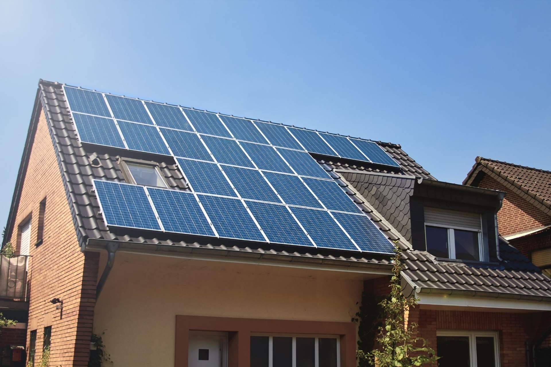 ¿Por qué instalar placas solares fotovoltaicas en casa?, por Lumisolar