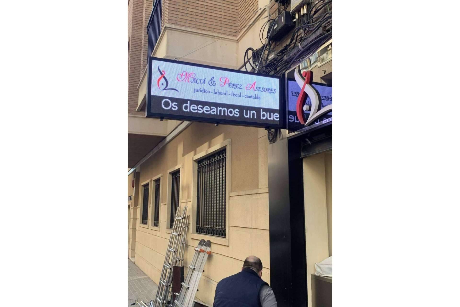 Una herramienta clave para la publicidad exterior de hoy, las banderolas electrónicas