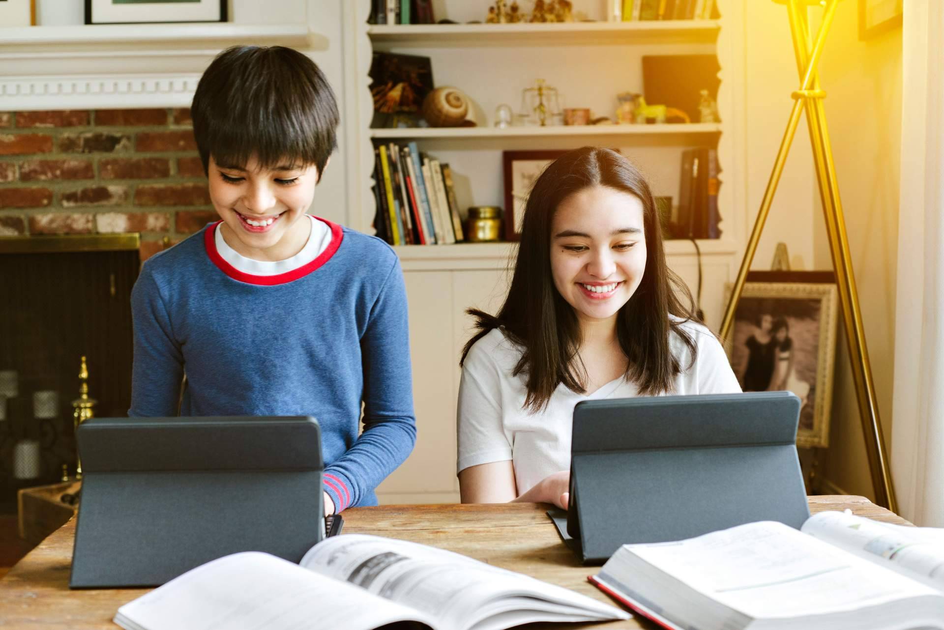 Los profesores nativos de La Casita de Inglés ofrecen clases de inglés online para hermanos