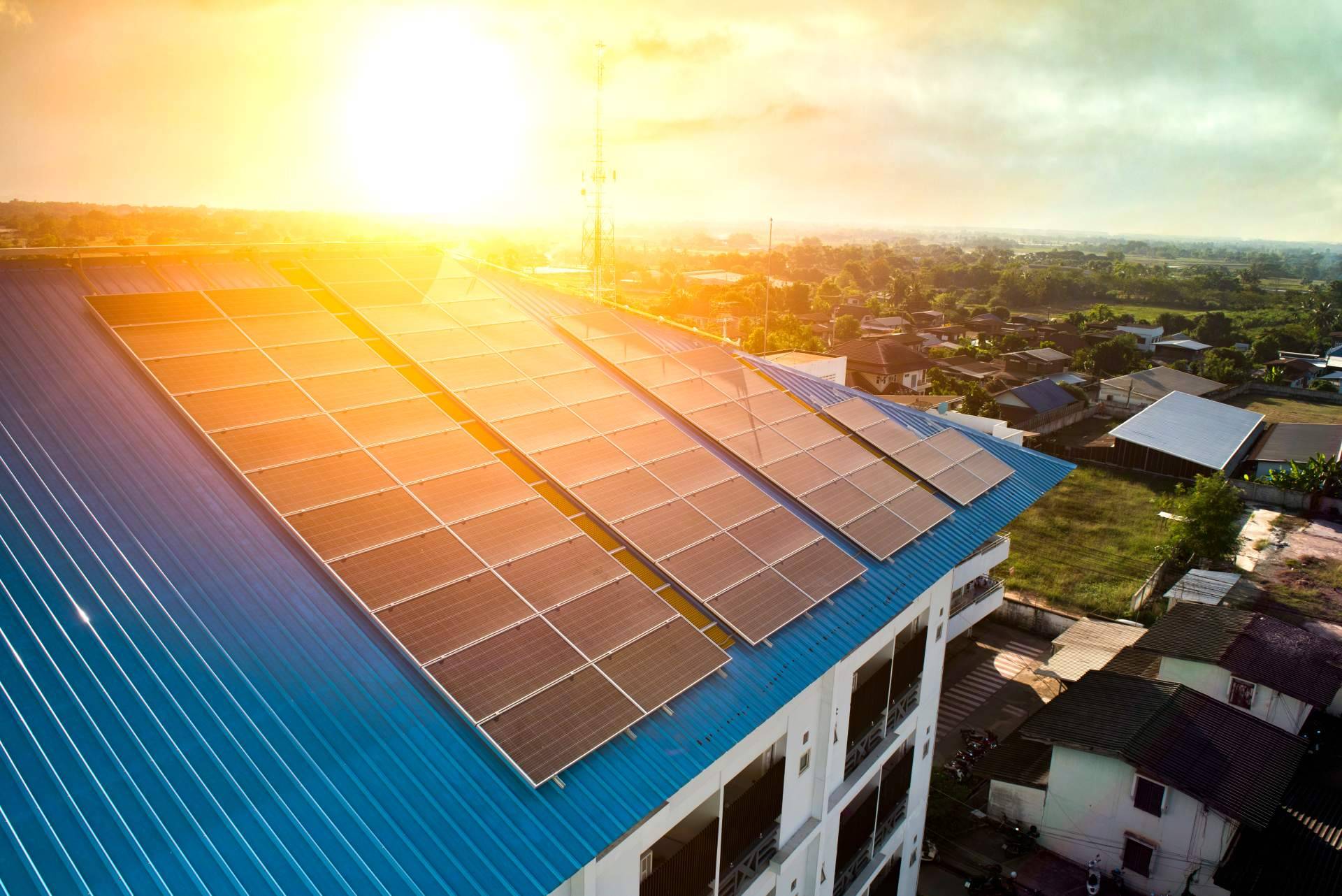 Solar Tres60 realiza instalación solar desde 3 € al día con baterías de litio. Ofrece financiación hasta 10 años para empresas, viviendas y comunidades de vecinos