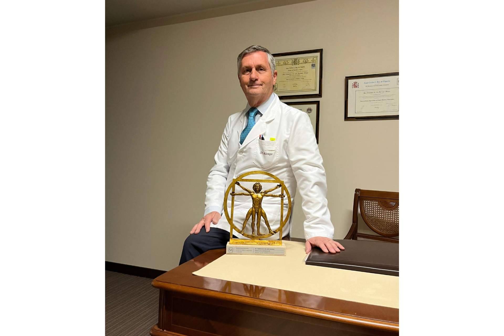 El Dr. Alzaga es galardonado con el Premio Nacional de Medicina Siglo XXI en la categoría de Cirugía Plástica de Mamoplastia de Reducción