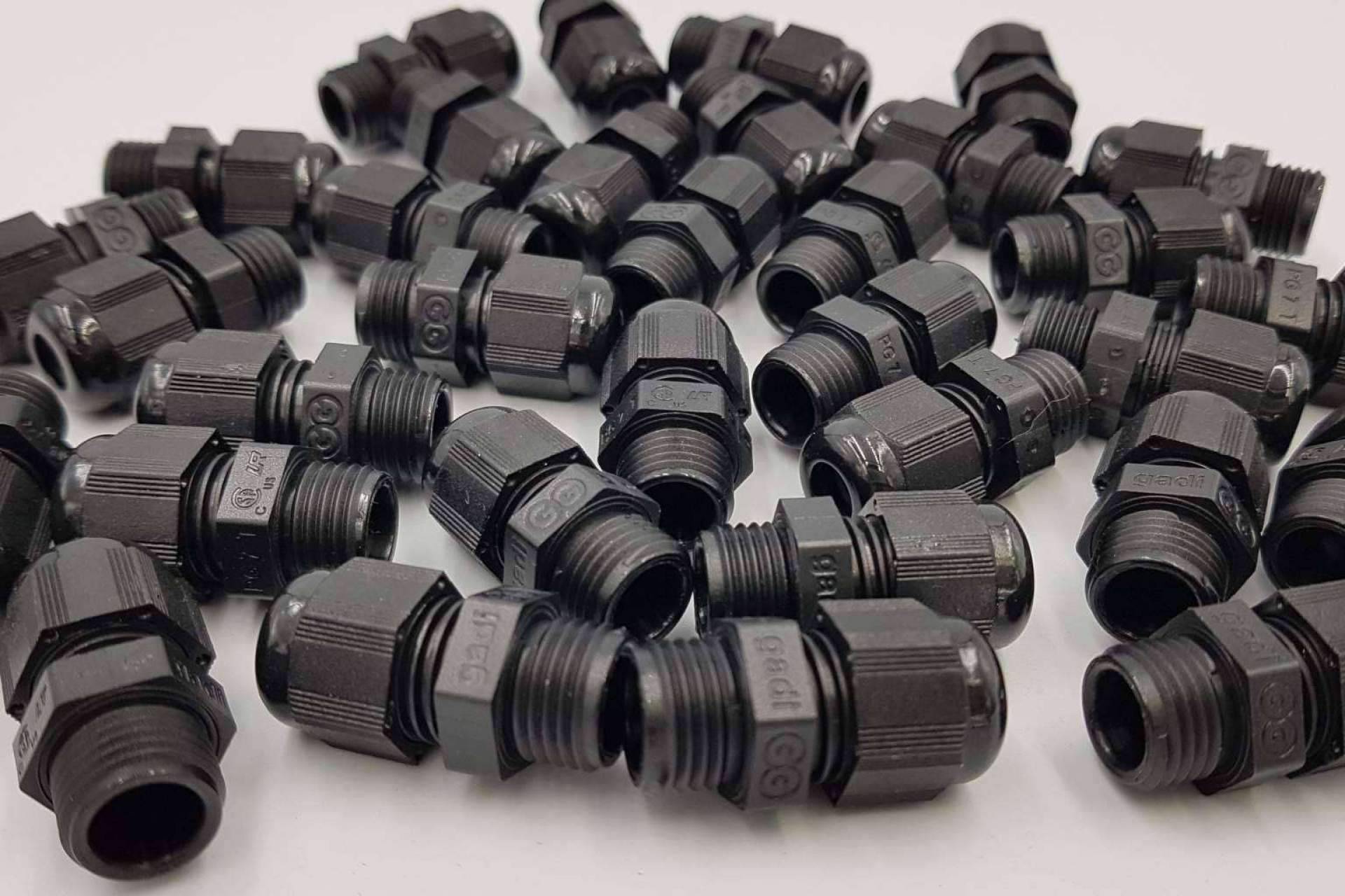 Infosolucion habla de las características de los prensaestopas para cables