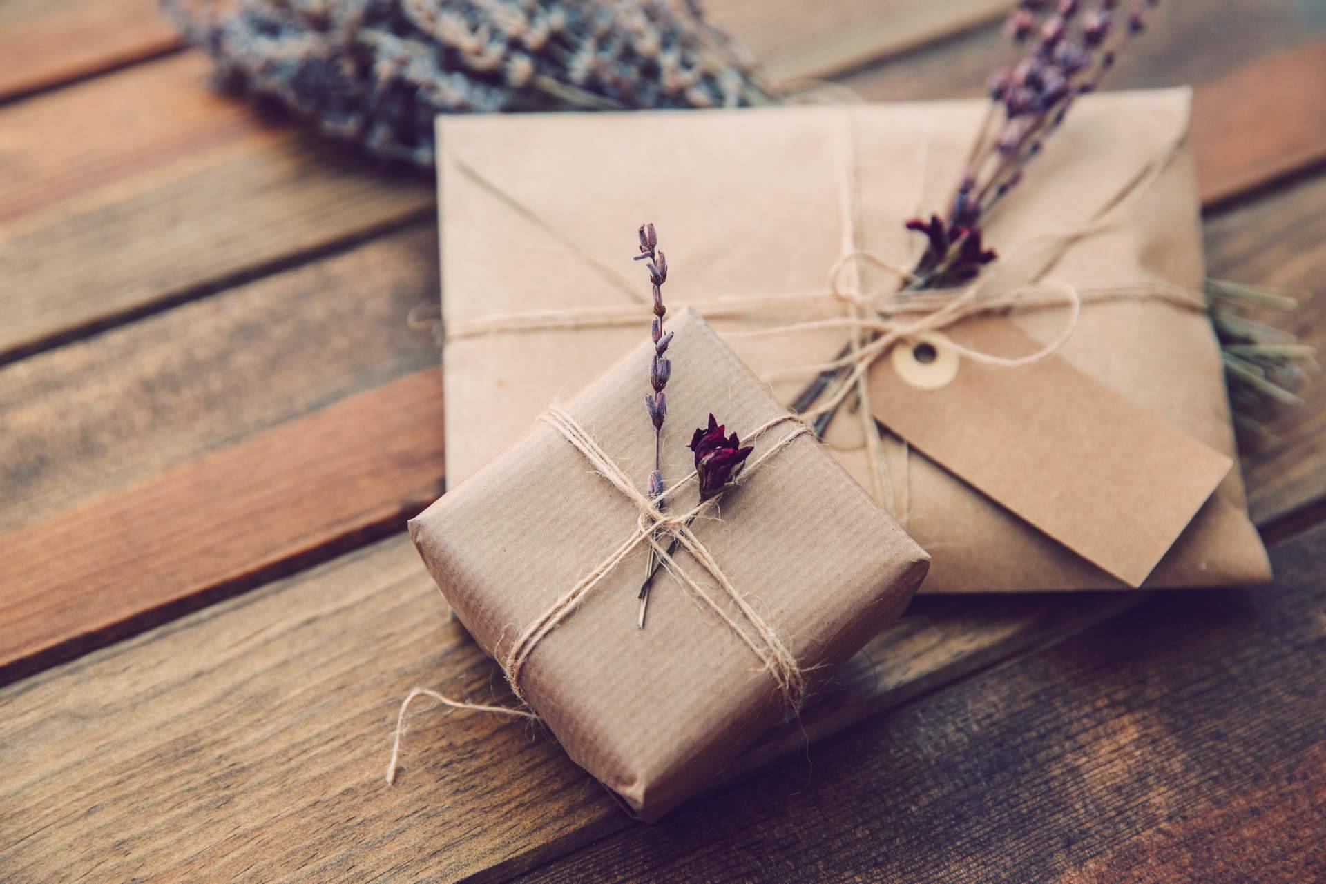 Carandre y la importancia de entregar regalos corporativos en un negocio