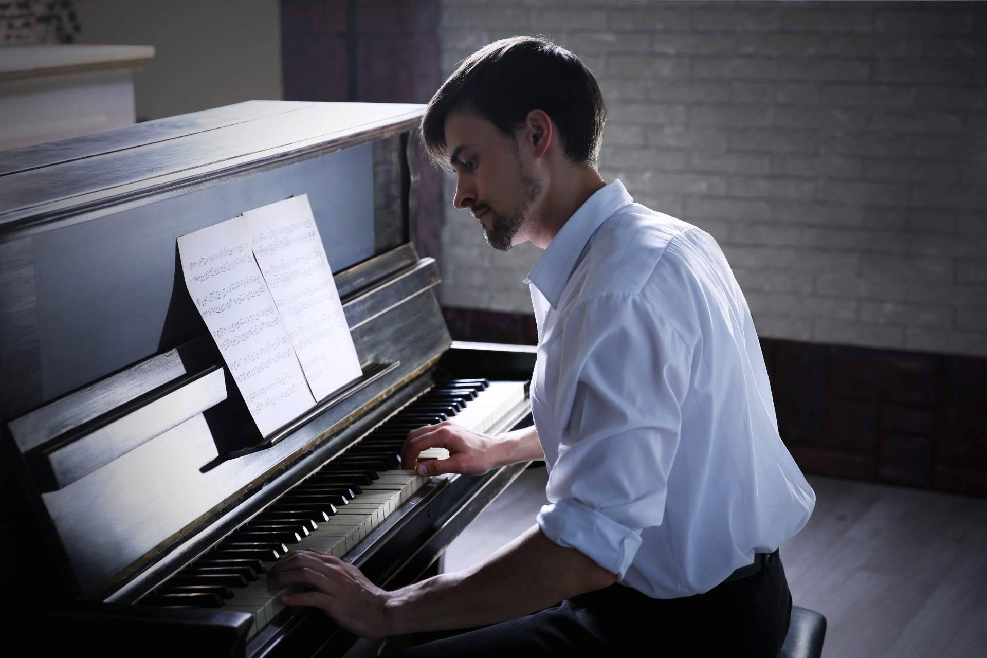 Conocer los beneficios de tocar el piano con clases particulares
