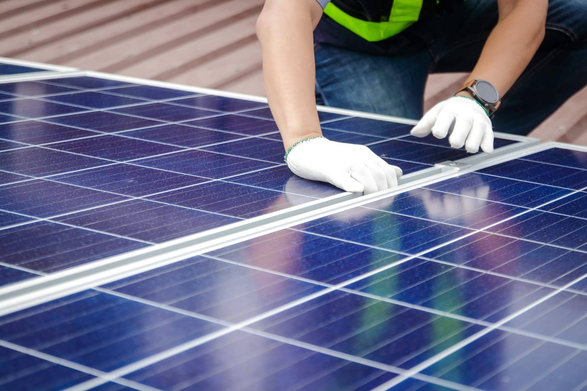 Las placas solares y la eficiencia energética