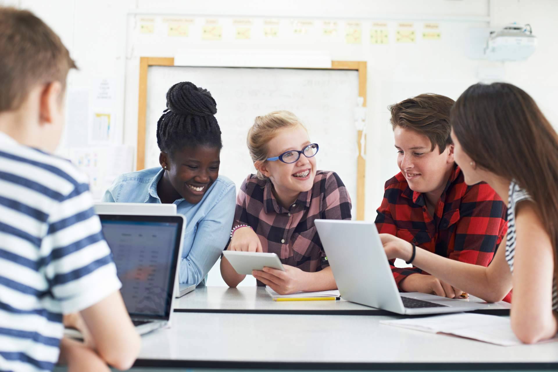 Taller de creación de medios digitales dirigido a colegios y universidades con la revista digital ESBUENISIMO NEWS