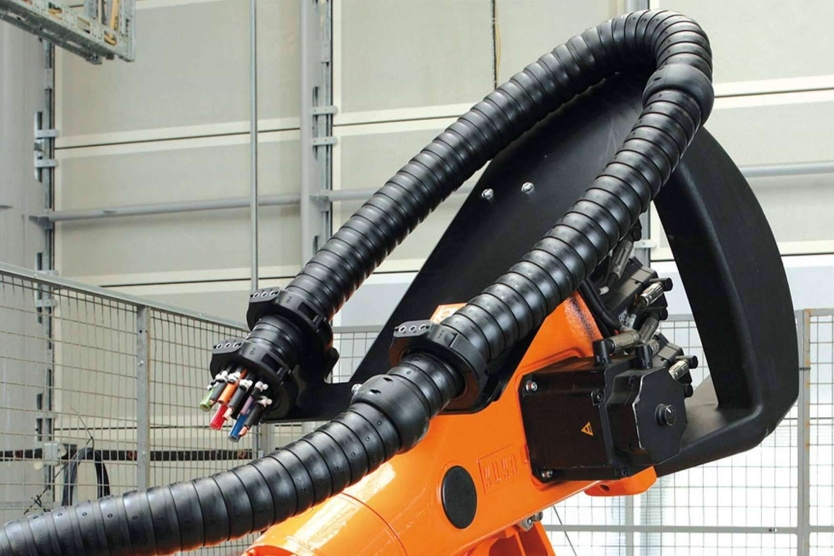 Beneficios de las cadenas portacables triflex para equipar con éxito robots industriales