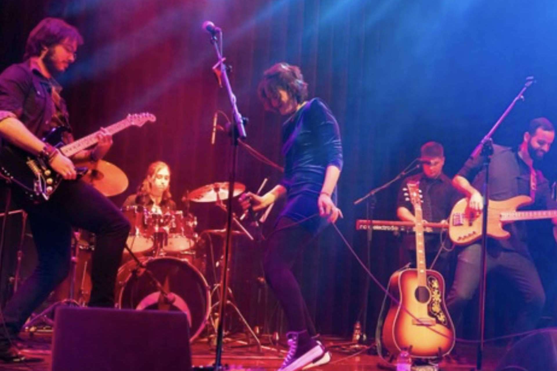 Luna de Marte acompaña a la muestra de arte ‘Contrapunto’ con un concierto en acústico