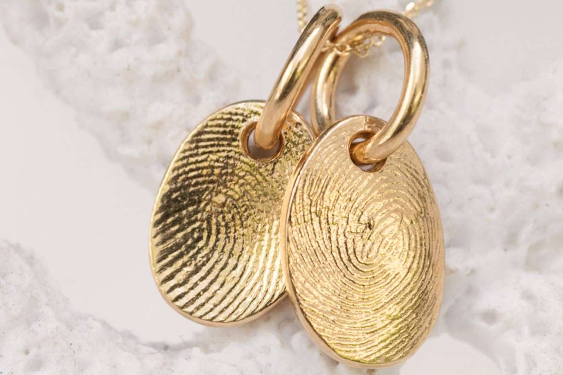 La nueva colección de joyas personalizadas de Dejando Huella, con huellas dactilares y texturas de piel