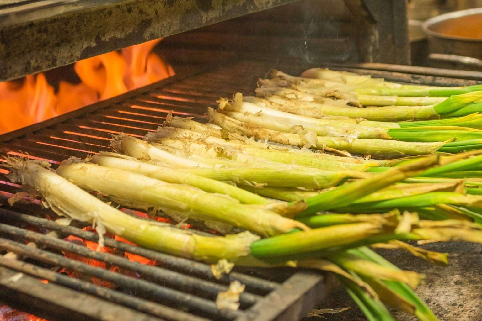 Llega la temporada de los calçots en Pasa Tapas